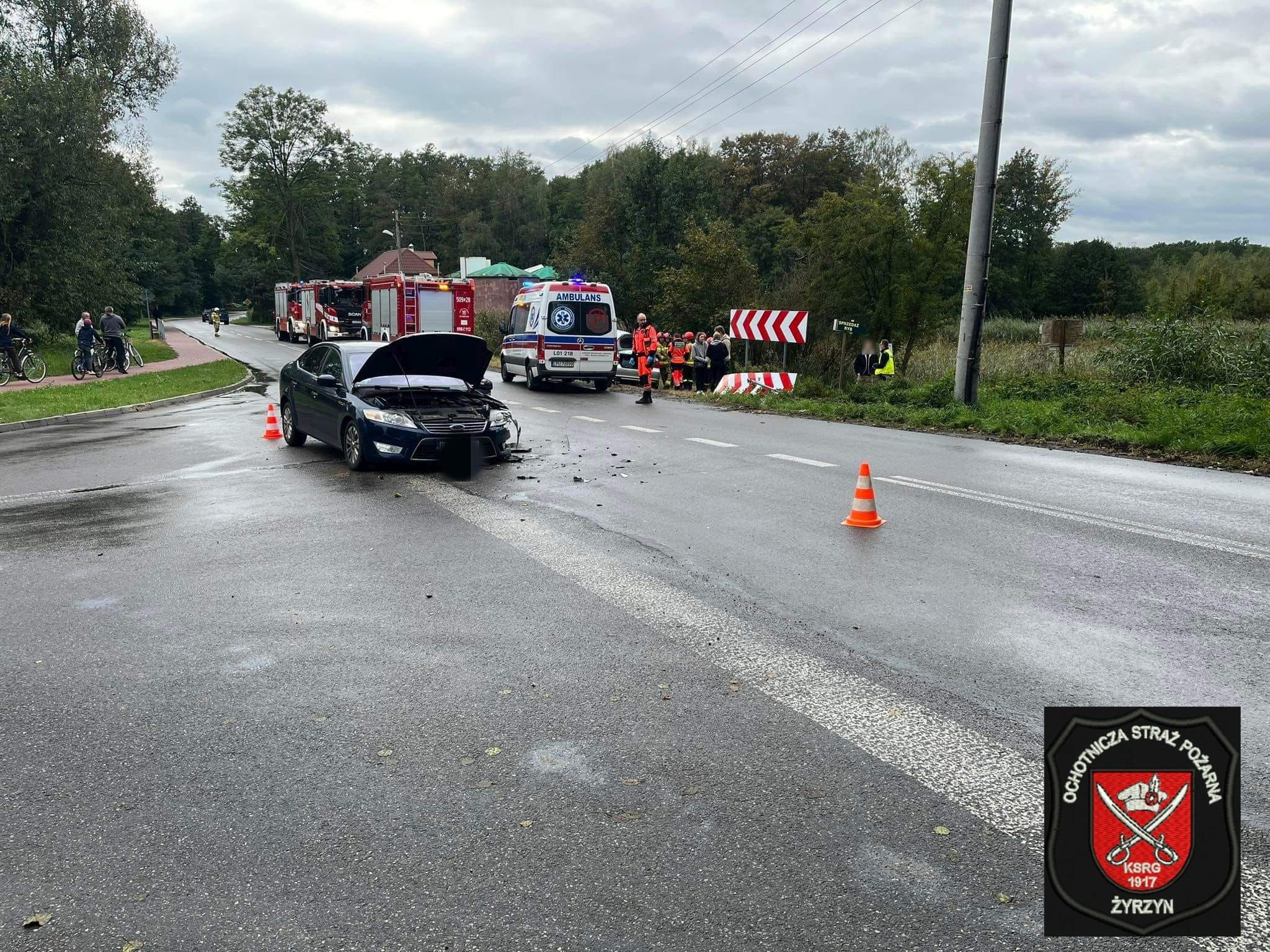 Zderzenie BMW z fordem na skrzyżowaniu. Jedno z aut wpadło jeszcze do rowu (zdjęcia)