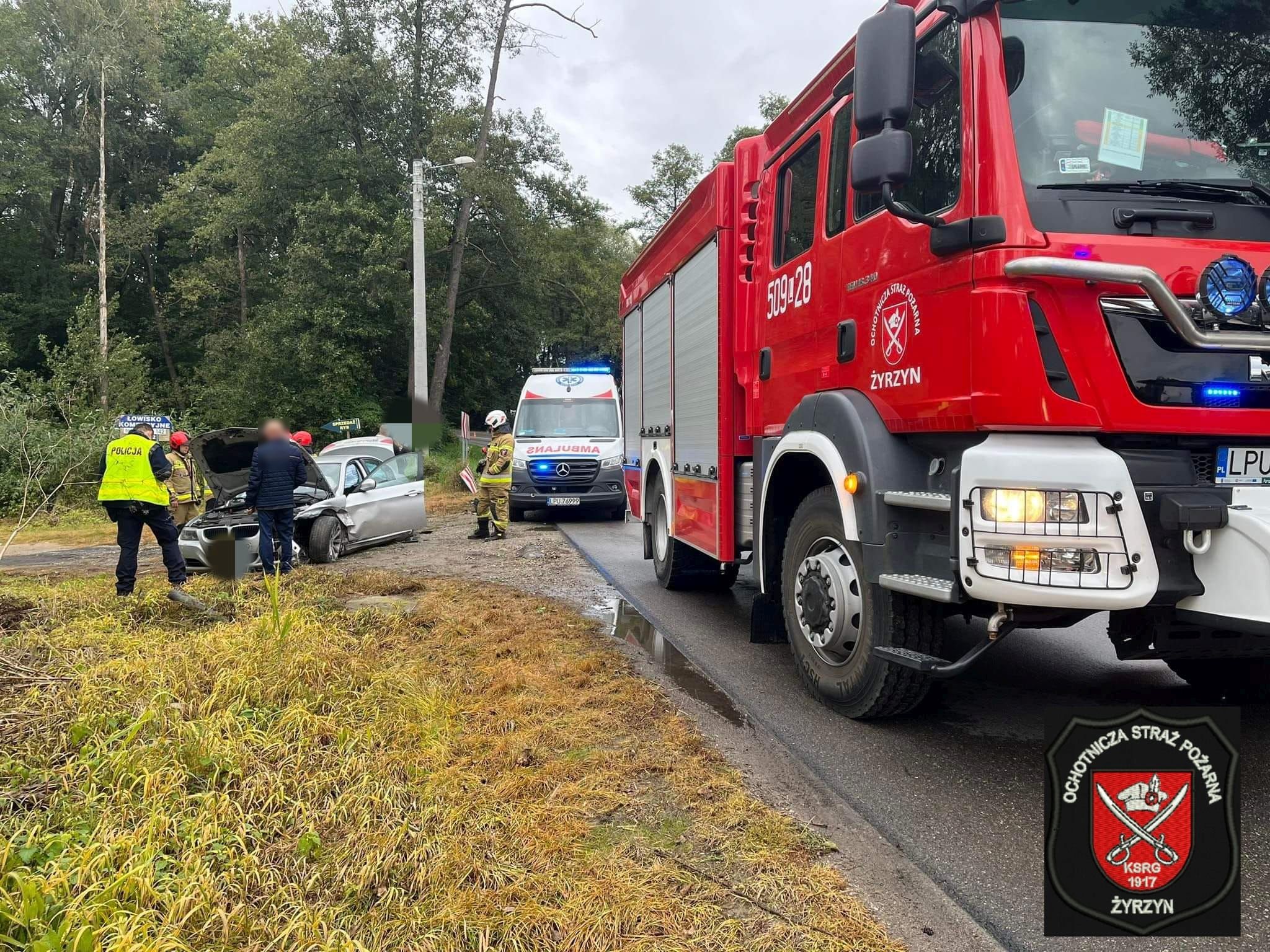 Zderzenie BMW z fordem na skrzyżowaniu. Jedno z aut wpadło jeszcze do rowu (zdjęcia)