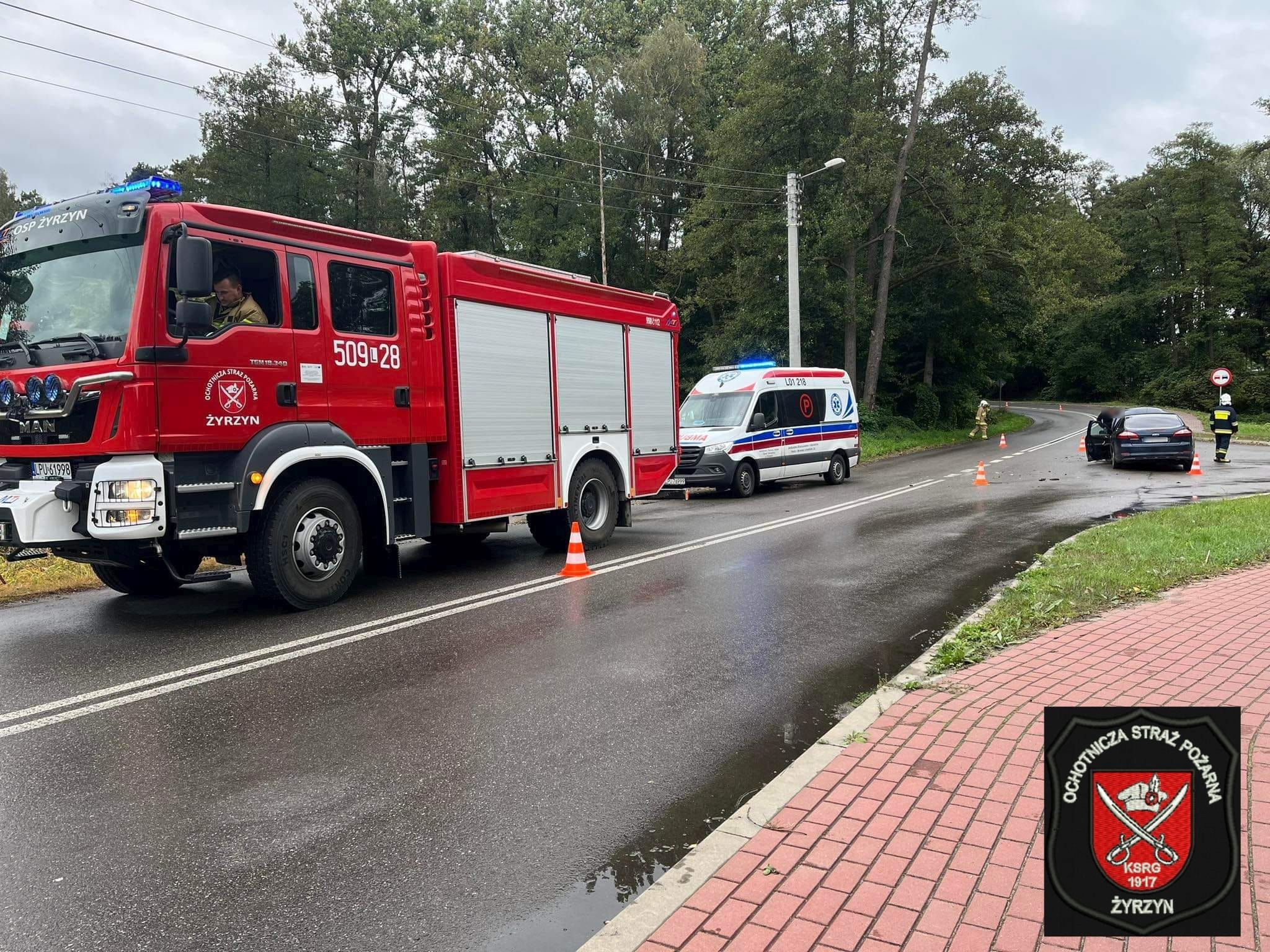 Zderzenie BMW z fordem na skrzyżowaniu. Jedno z aut wpadło jeszcze do rowu (zdjęcia)