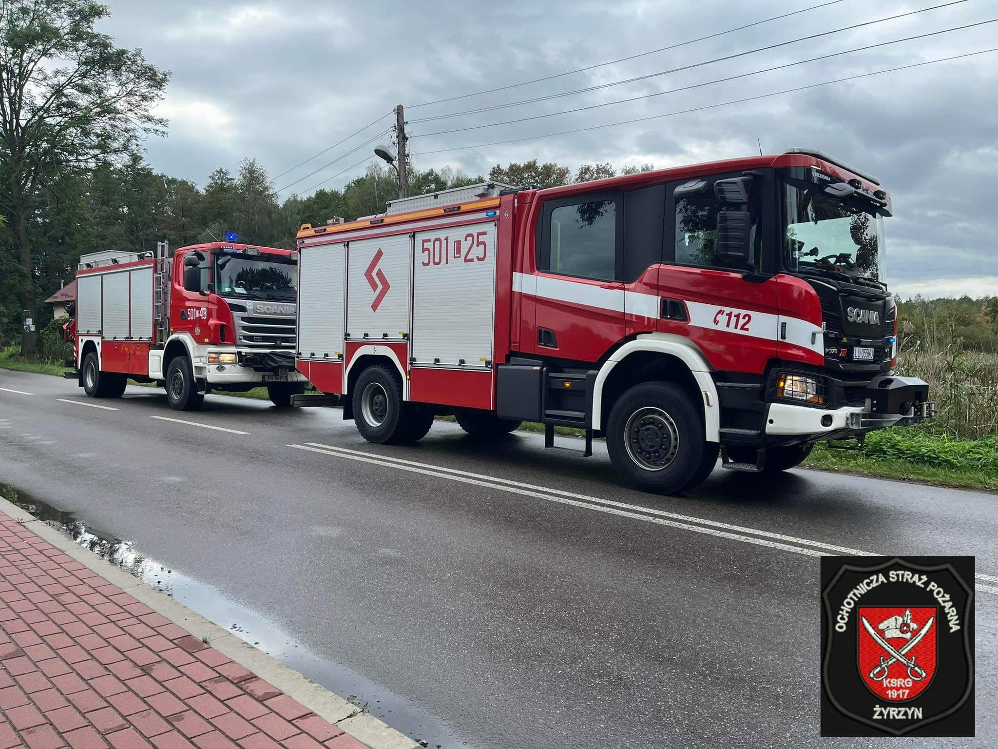 Zderzenie BMW z fordem na skrzyżowaniu. Jedno z aut wpadło jeszcze do rowu (zdjęcia)