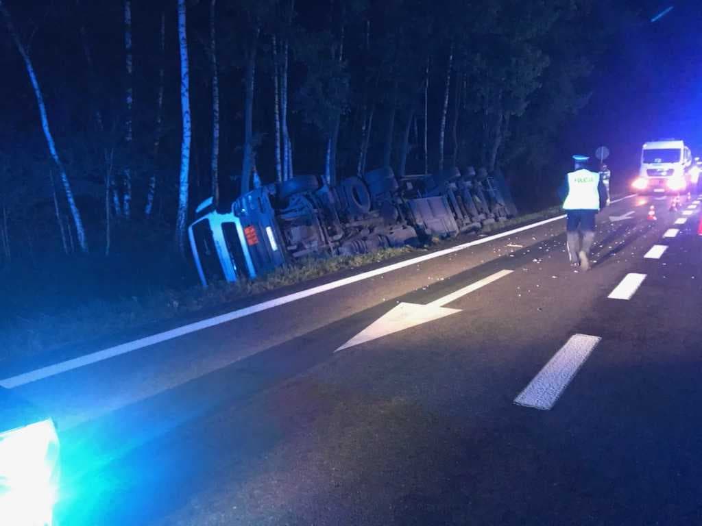 Szedł środkiem jezdni, zginął na miejscu. Nadal występują utrudnienia w ruchu (zdjęcia)