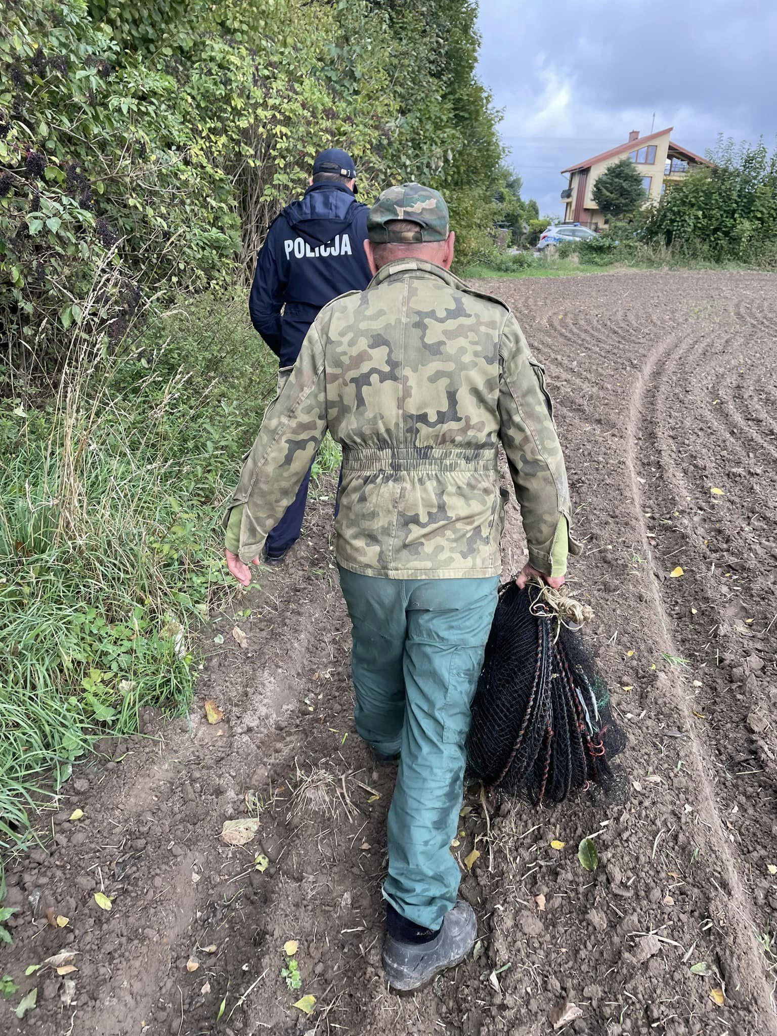 Myślał, że w trzcinach nikt go nie zauważy. Nie był zadowolony z widoku czekających na niego mężczyzn (zdjęcia)