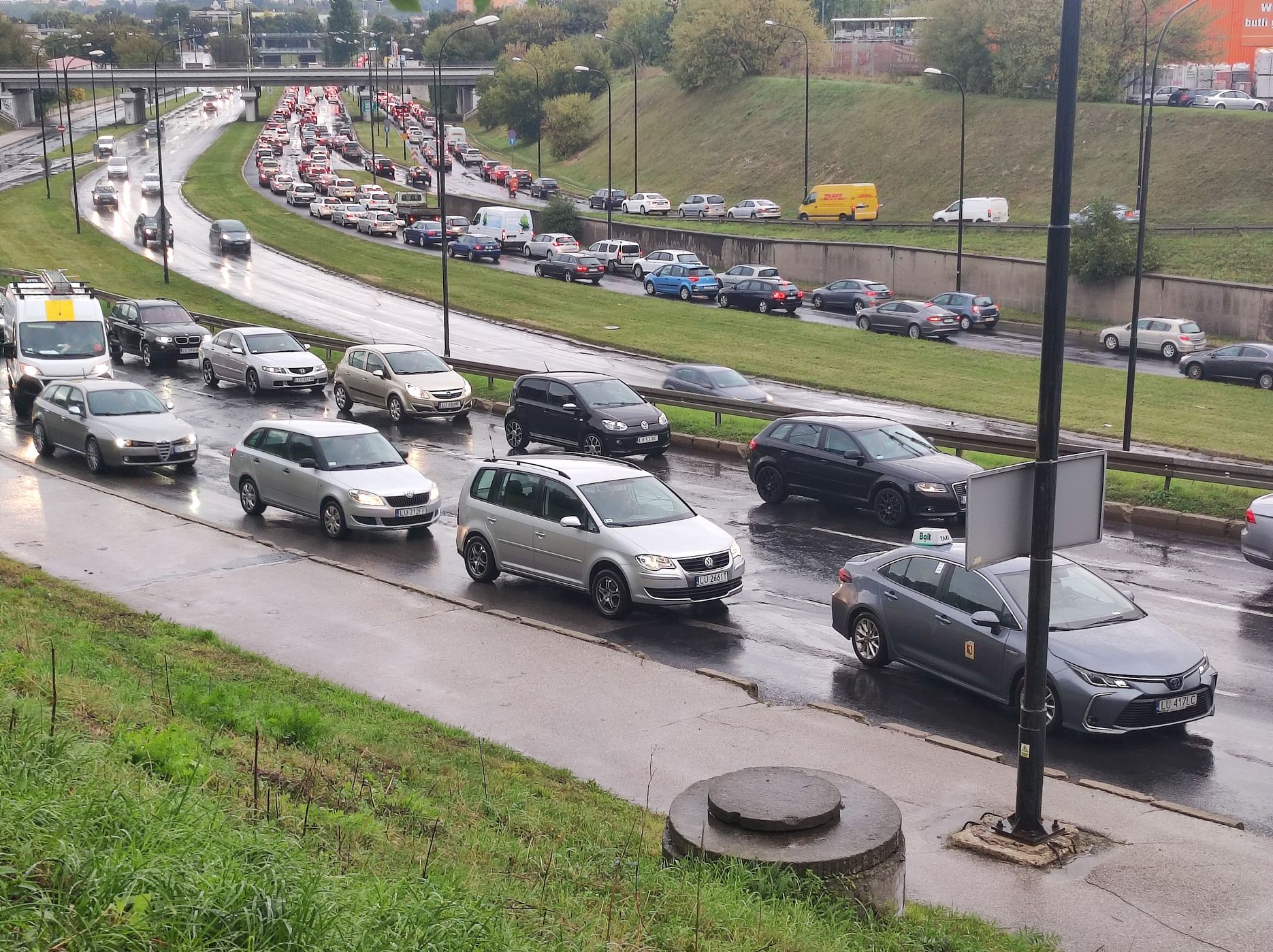 Tysiące kierowców przeklina jednego. Przez jego nieostrożność utknęli w korkach (zdjęcia)