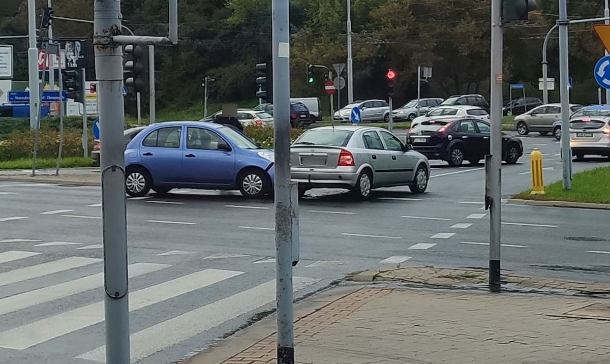 Jedno z aut wjechało na czerwonym. Zderzenie opla z nissanem na rondzie (zdjęcia)