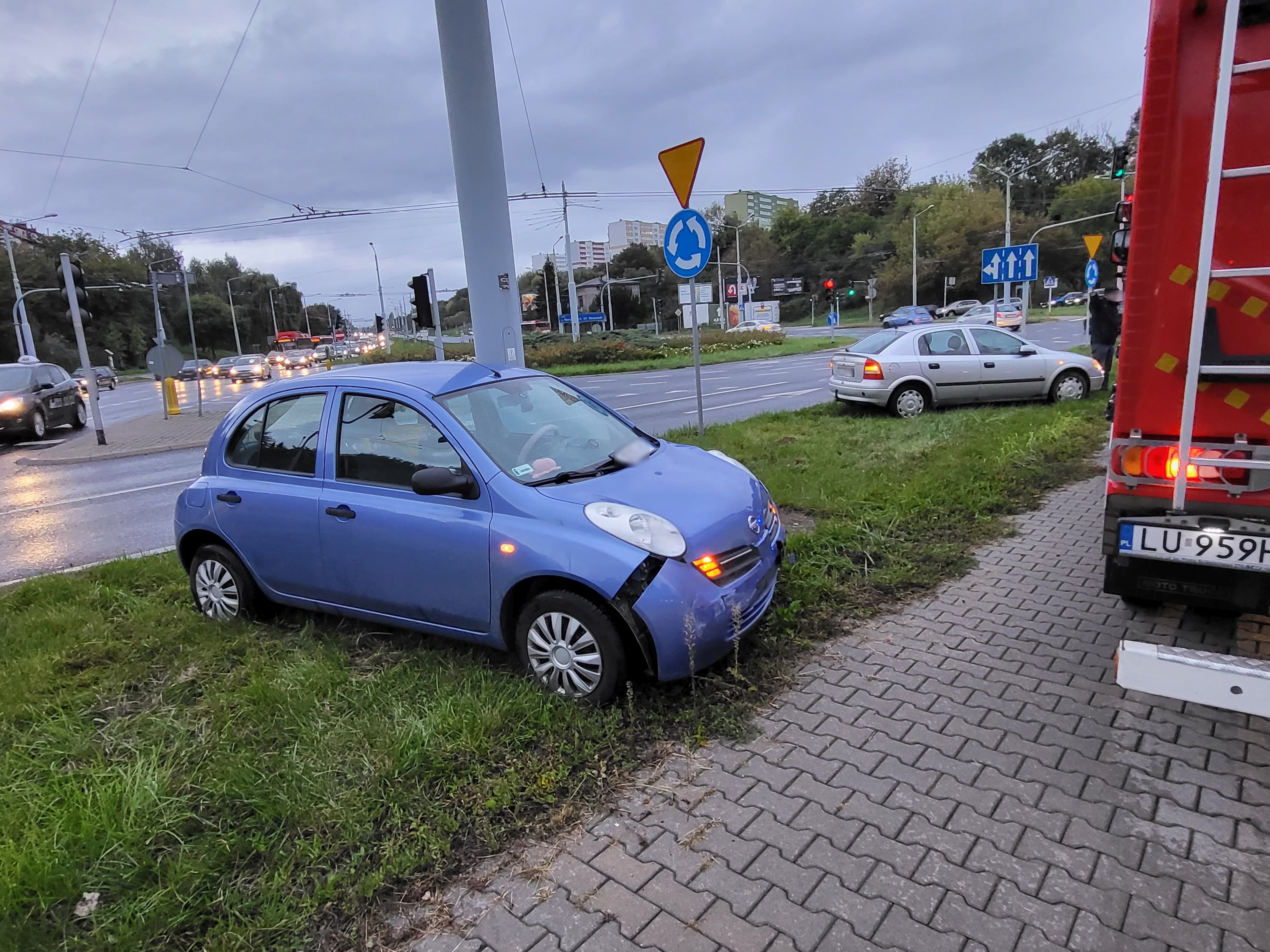 Jedno z aut wjechało na czerwonym. Zderzenie opla z nissanem na rondzie (zdjęcia)