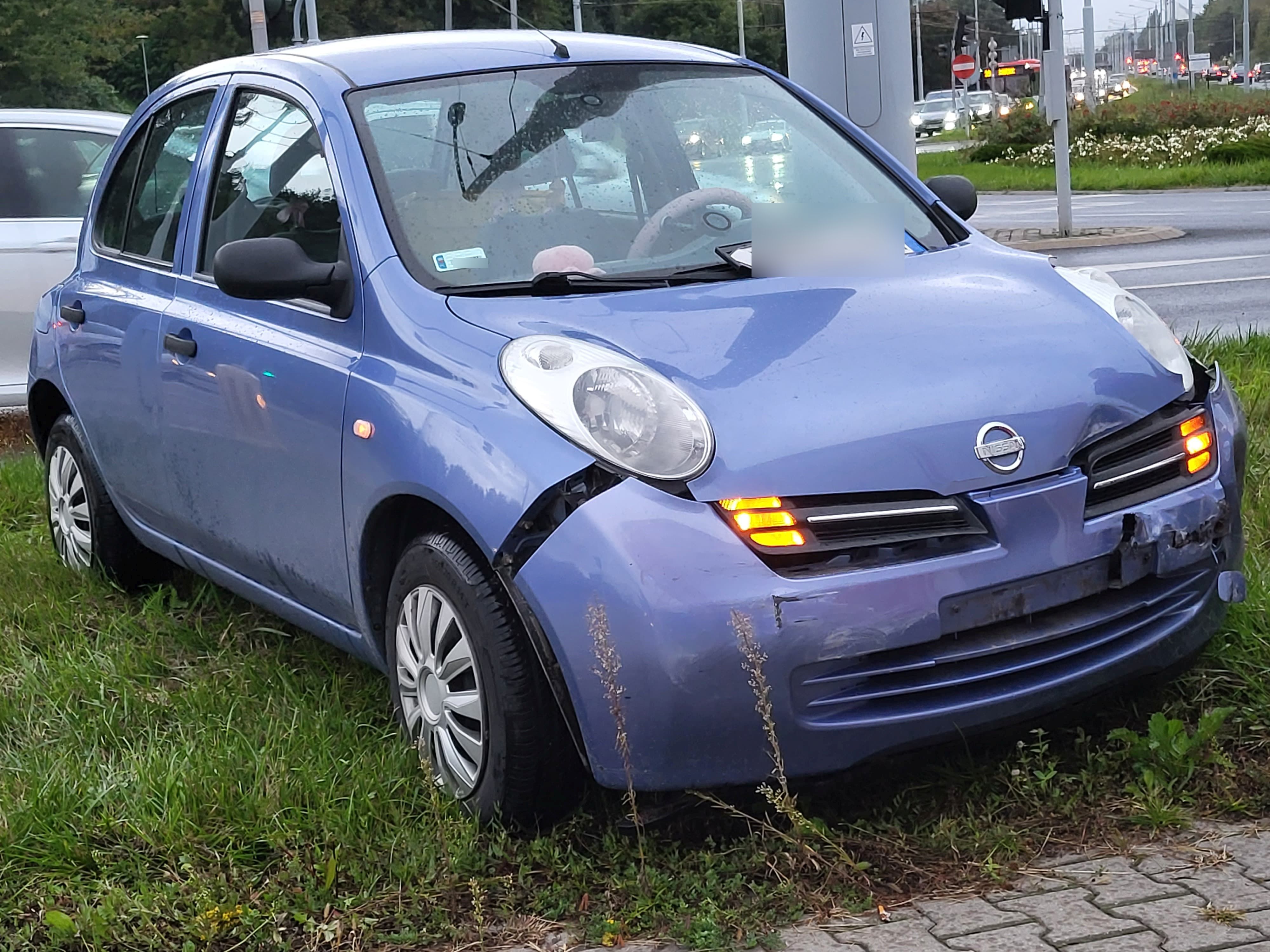 Jedno z aut wjechało na czerwonym. Zderzenie opla z nissanem na rondzie (zdjęcia)