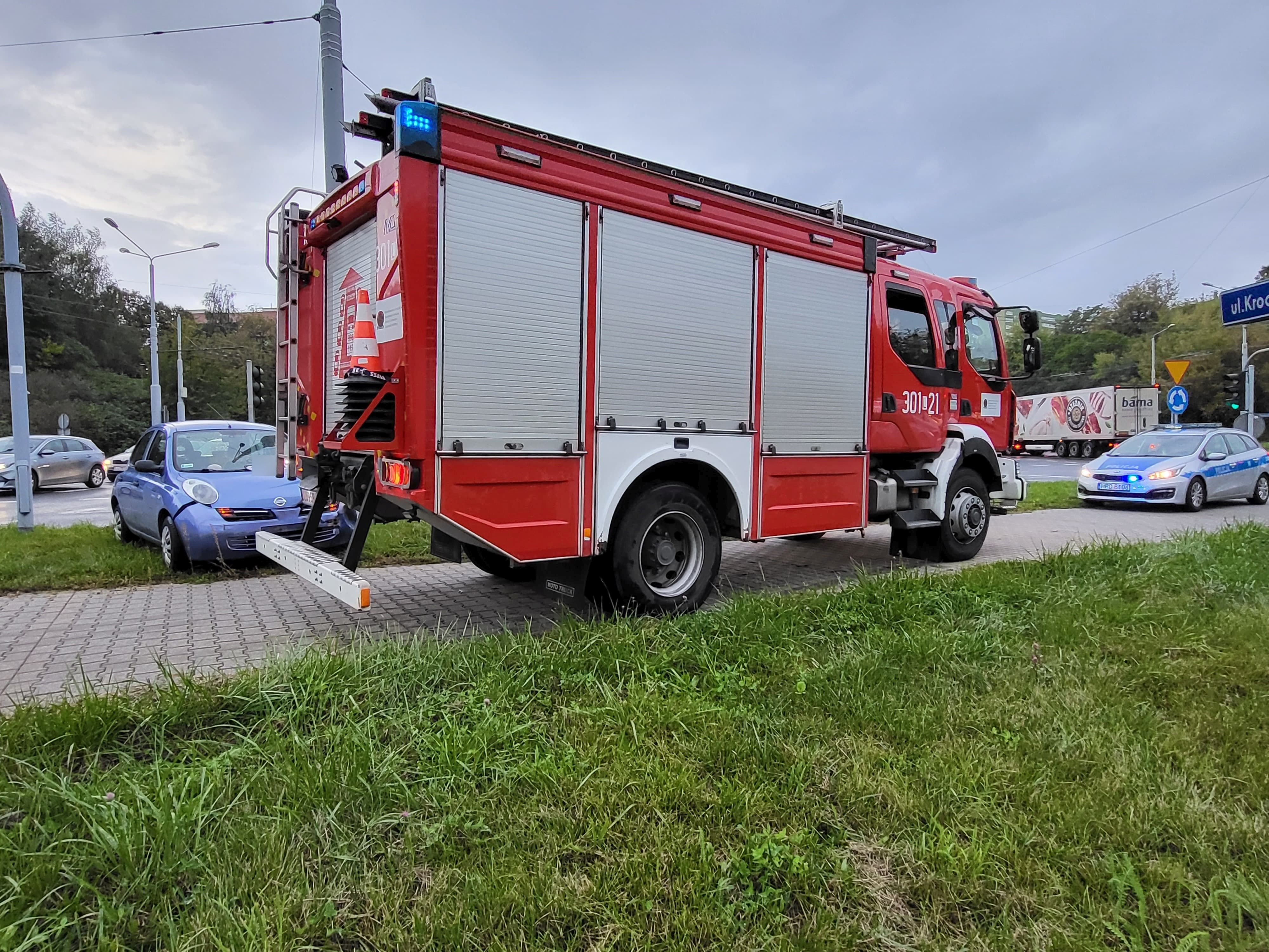 Jedno z aut wjechało na czerwonym. Zderzenie opla z nissanem na rondzie (zdjęcia)