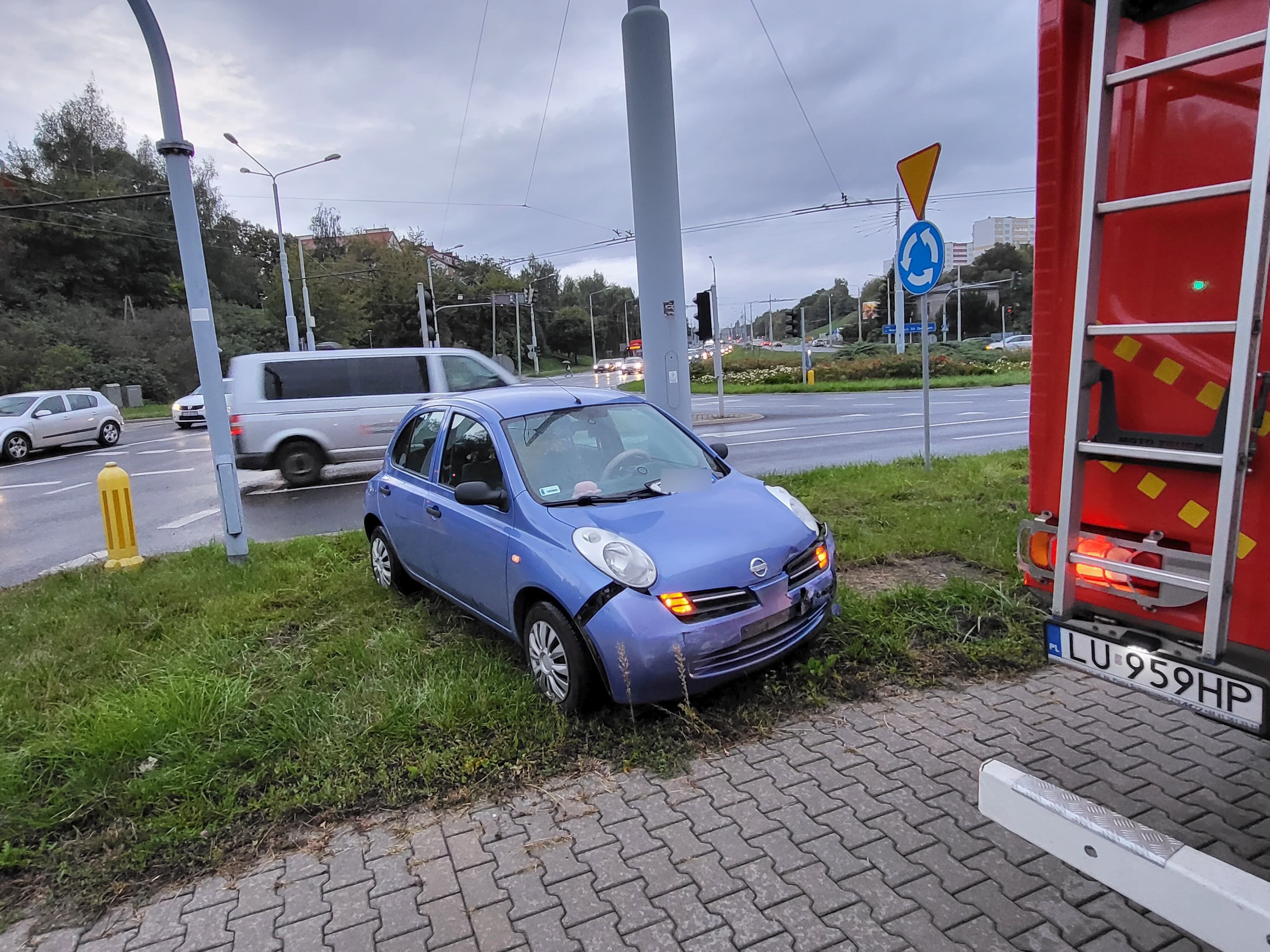 Jedno z aut wjechało na czerwonym. Zderzenie opla z nissanem na rondzie (zdjęcia)