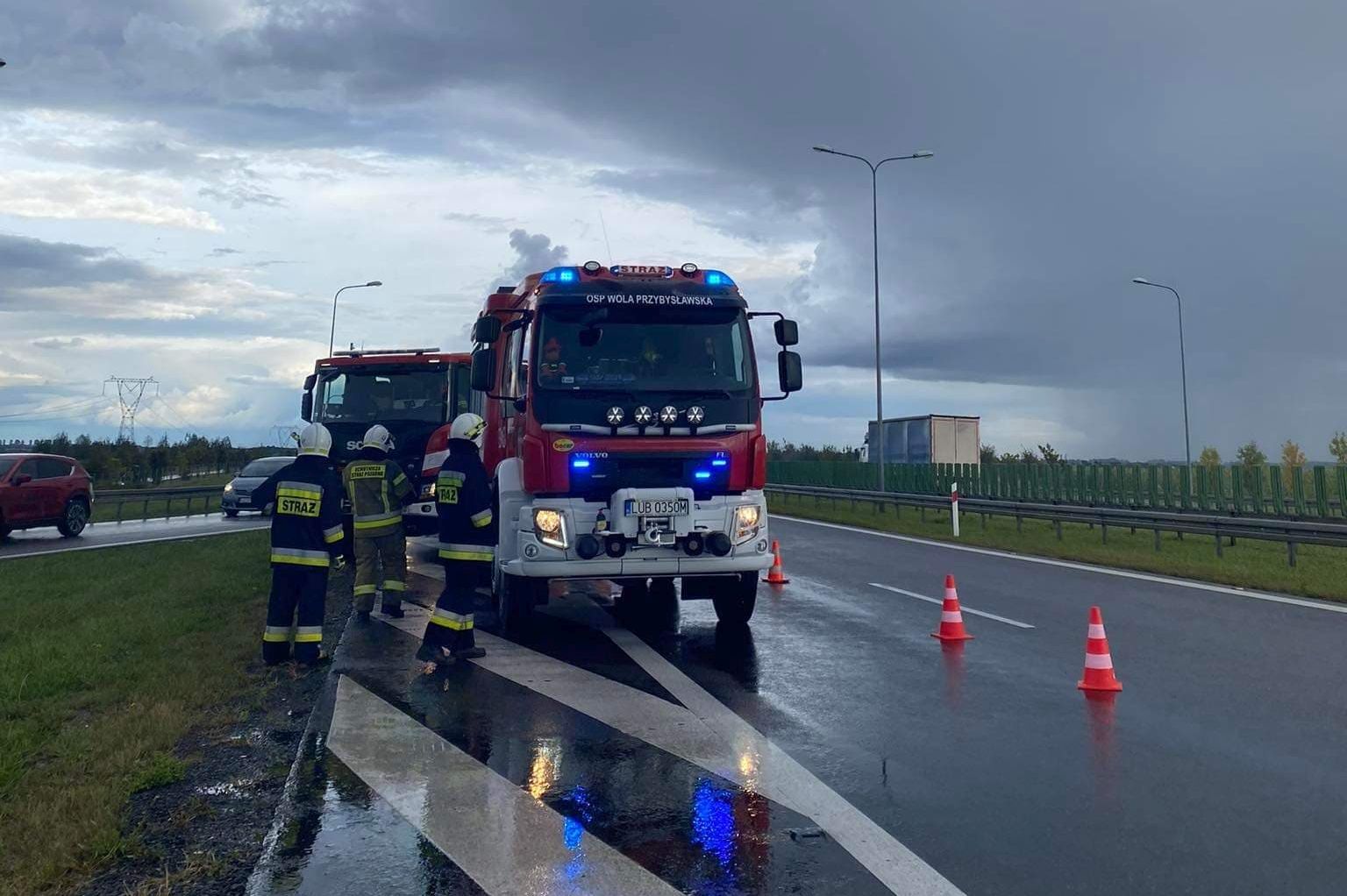 Na ekspresówce wylądował śmigłowiec LPR. Trwa akcja ratunkowa po wypadku (zdjęcia)