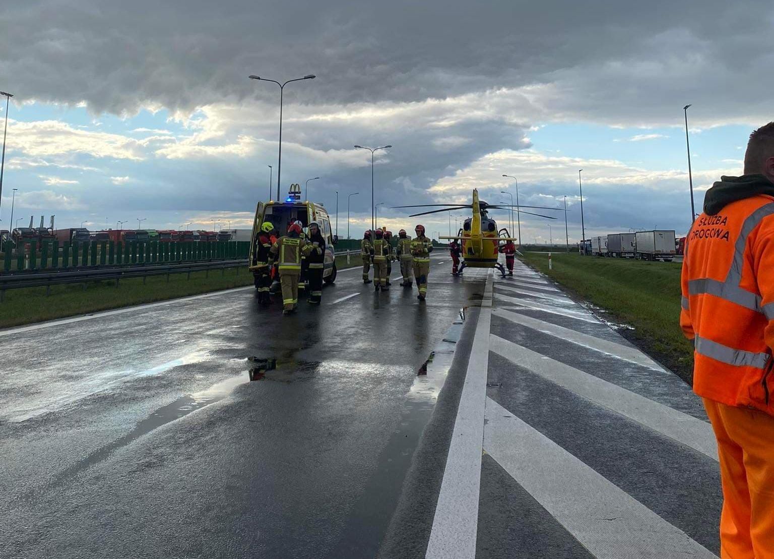 Na ekspresówce wylądował śmigłowiec LPR. Trwa akcja ratunkowa po wypadku (zdjęcia)