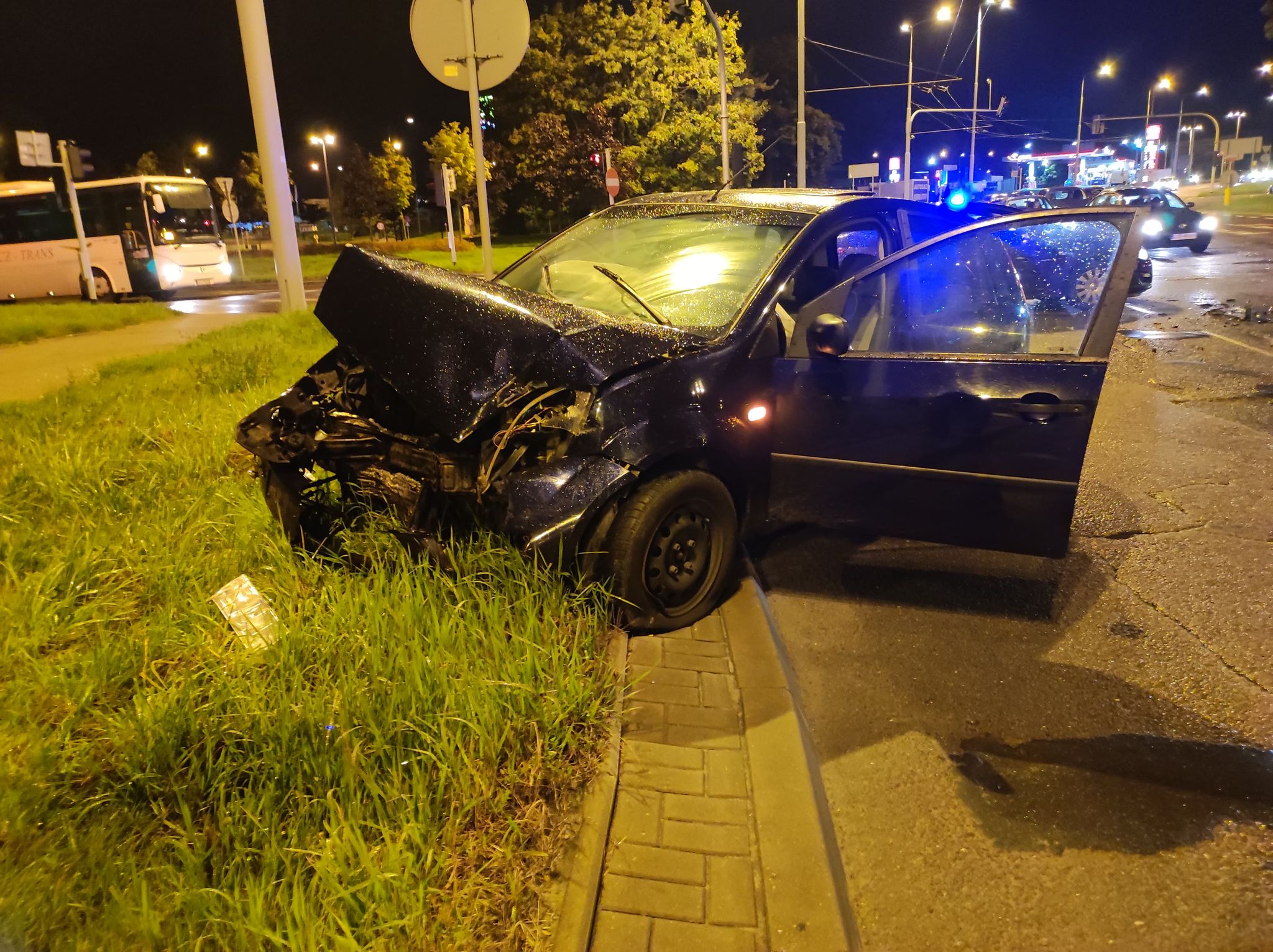 Twierdzi, że wjechał na żółtym, przed nim pojawiło się czerwone auto. Jedna osoba trafiła do szpitala (zdjęcia)