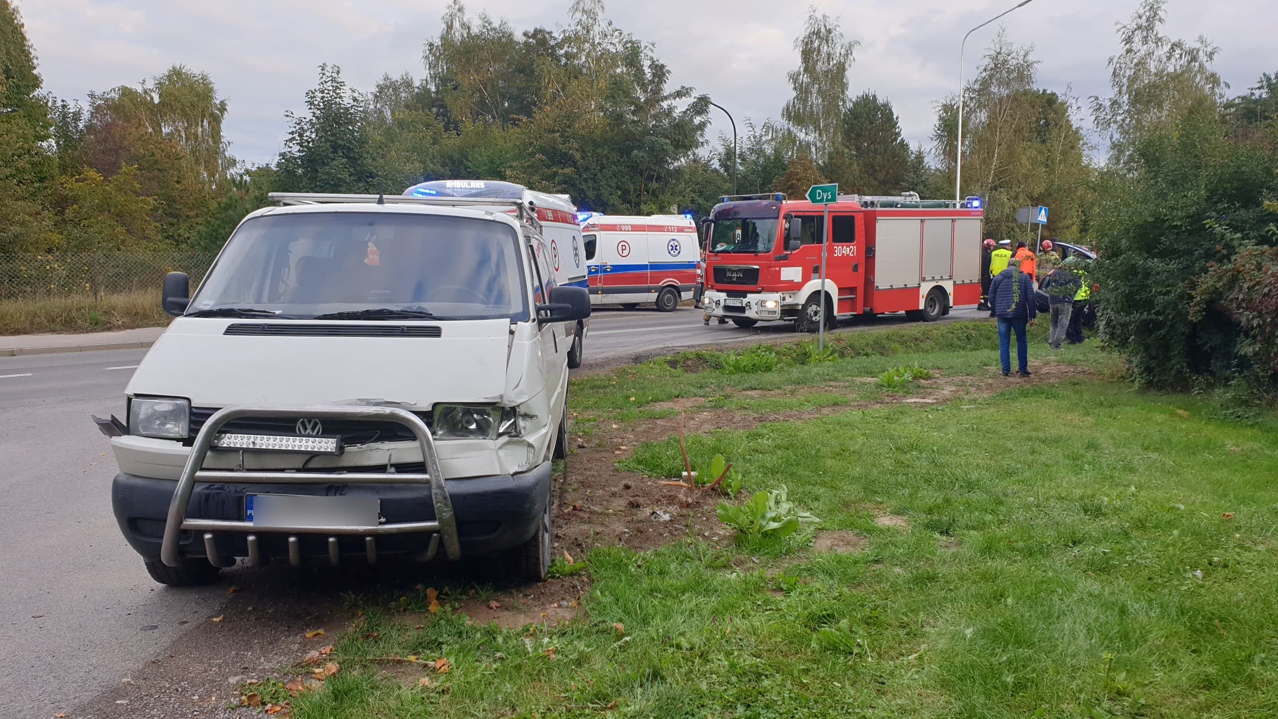 Wyjechała z bocznej uliczki wprost przed busa. Osoby z forda musieli uwolnić strażacy (zdjęcia)