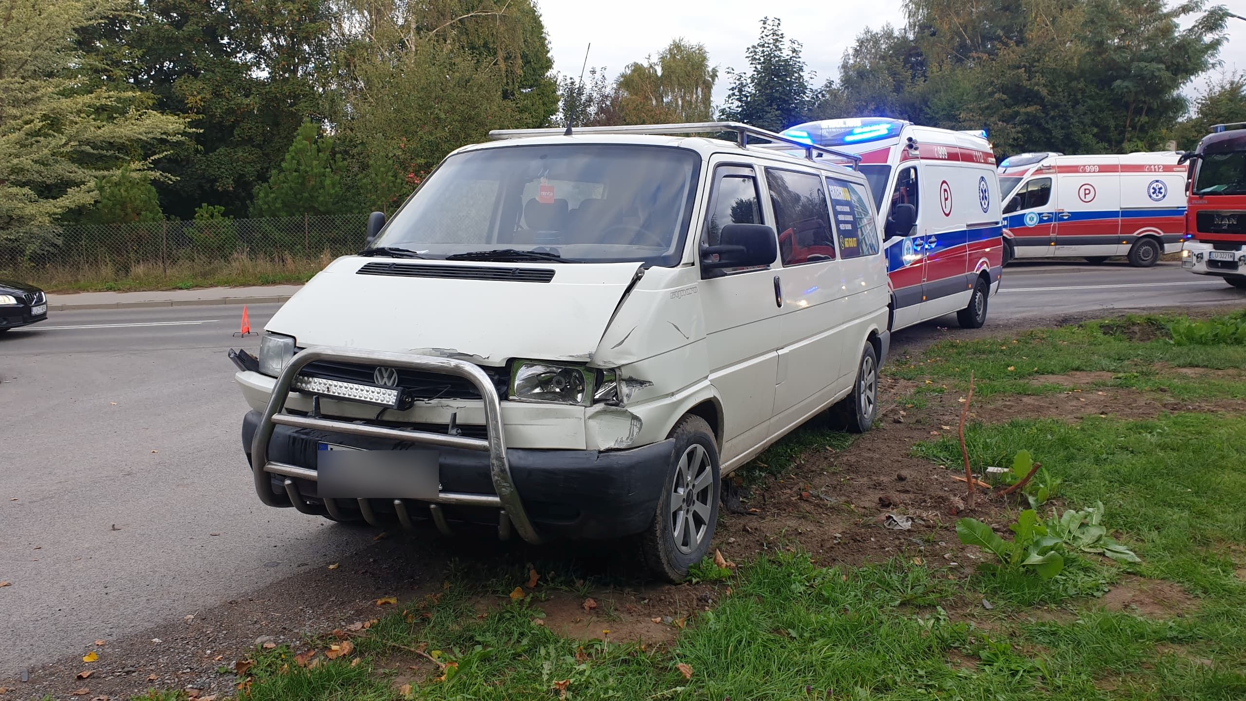 Wyjechała z bocznej uliczki wprost przed busa. Osoby z forda musieli uwolnić strażacy (zdjęcia)