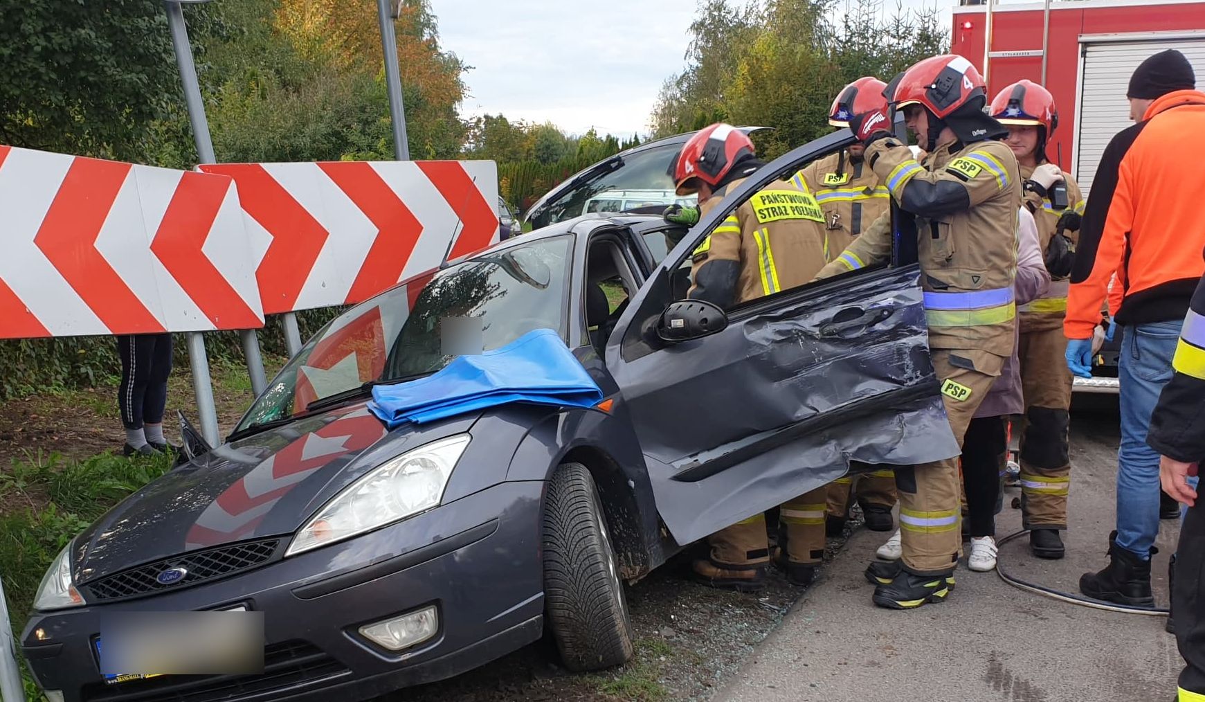 Wyjechała z bocznej uliczki wprost przed busa. Osoby z forda musieli uwolnić strażacy (zdjęcia)