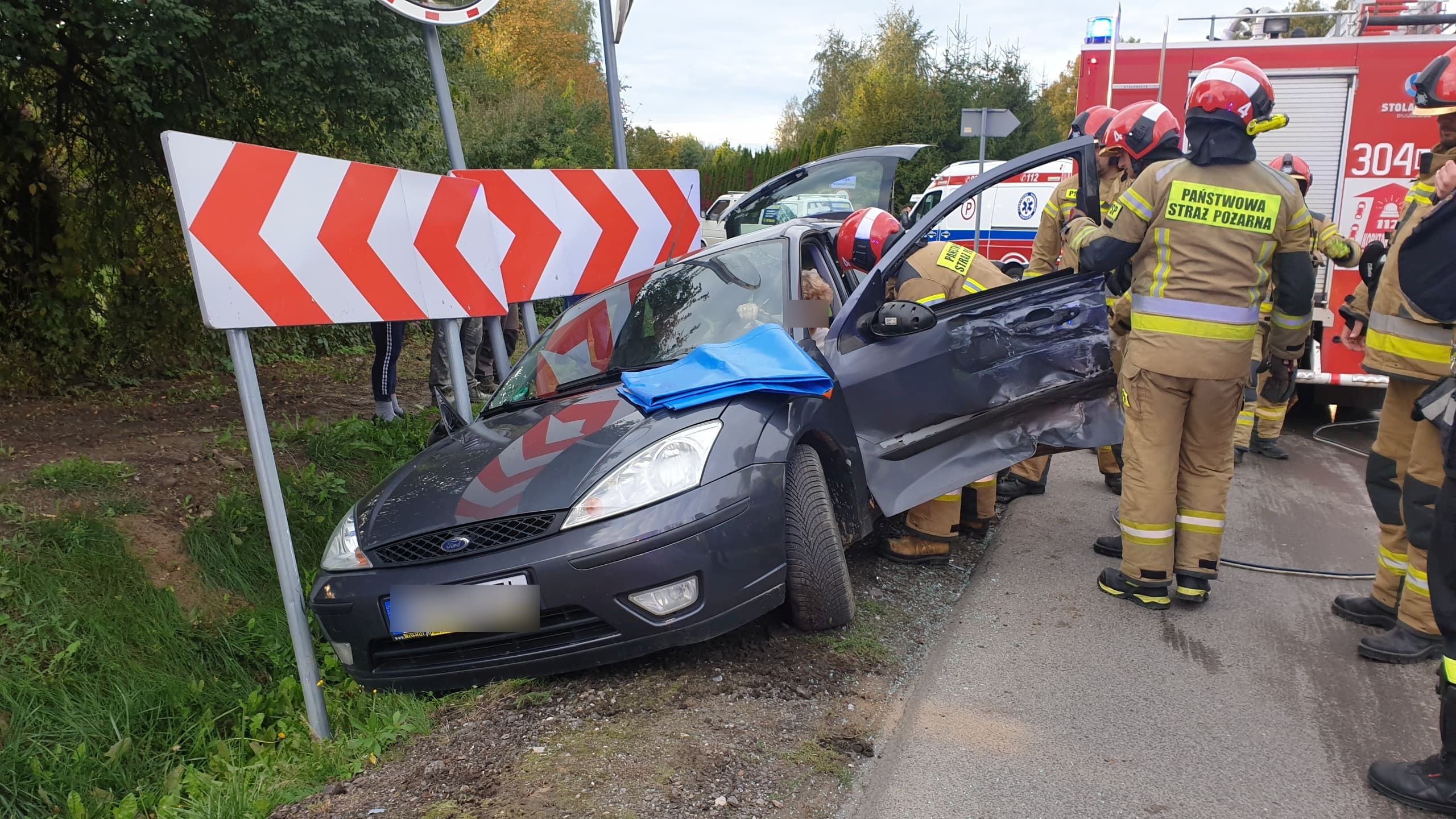 Wyjechała z bocznej uliczki wprost przed busa. Osoby z forda musieli uwolnić strażacy (zdjęcia)