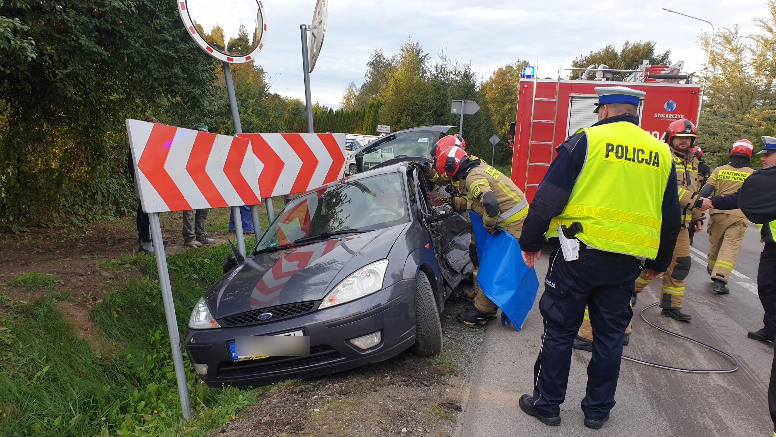 Wyjechała z bocznej uliczki wprost przed busa. Osoby z forda musieli uwolnić strażacy (zdjęcia)