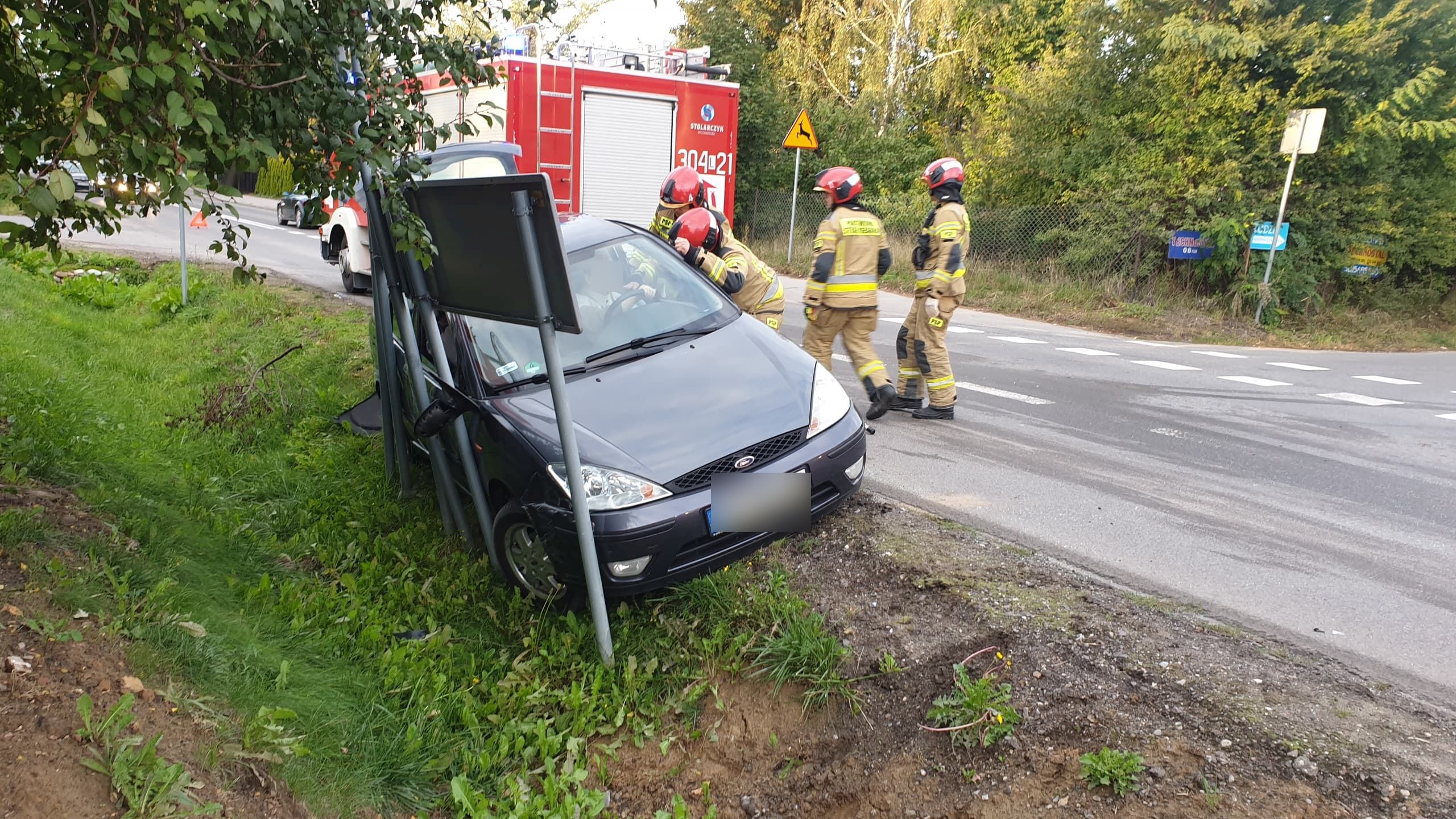 Wyjechała z bocznej uliczki wprost przed busa. Osoby z forda musieli uwolnić strażacy (zdjęcia)