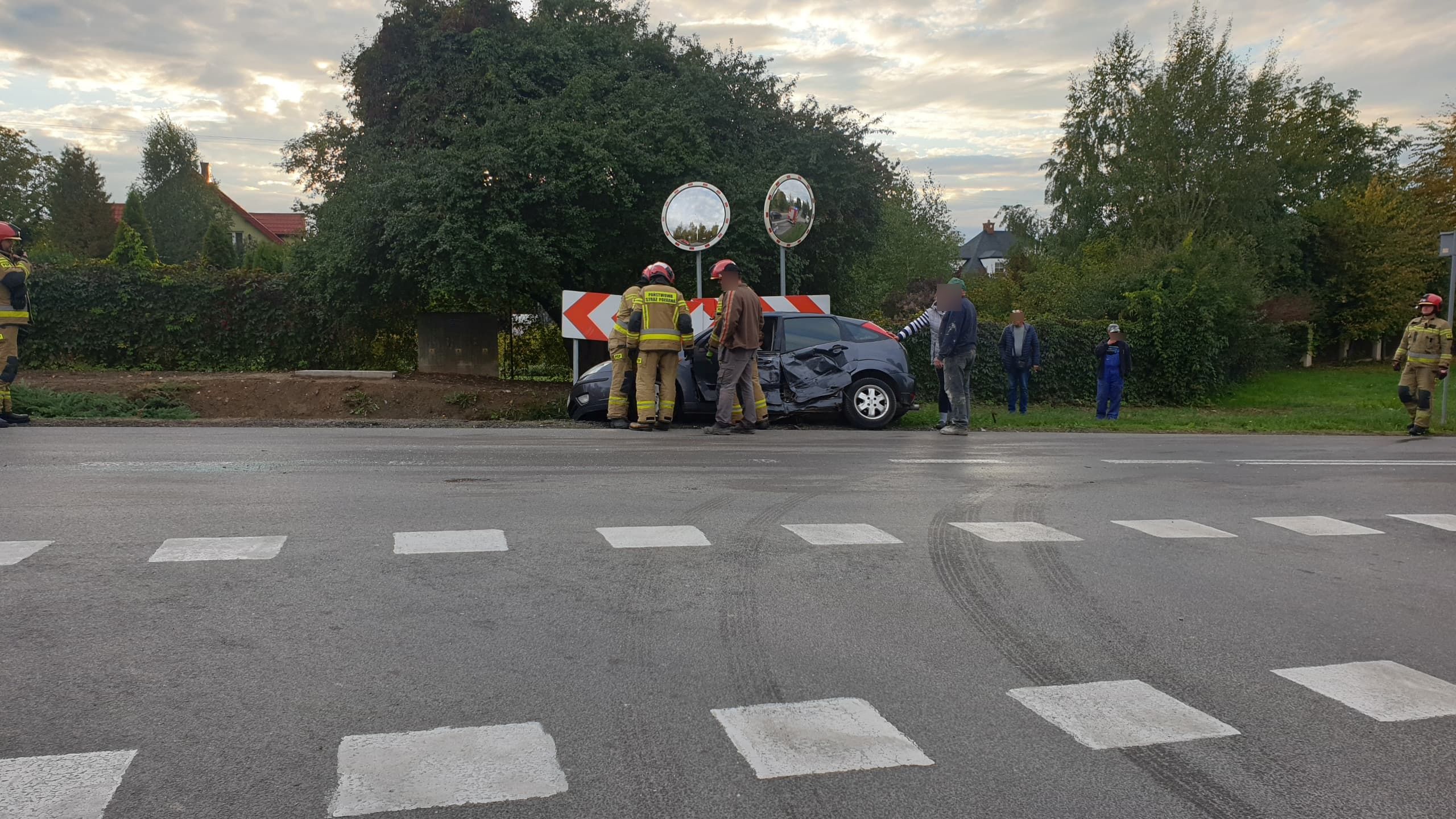 Wyjechała z bocznej uliczki wprost przed busa. Osoby z forda musieli uwolnić strażacy (zdjęcia)