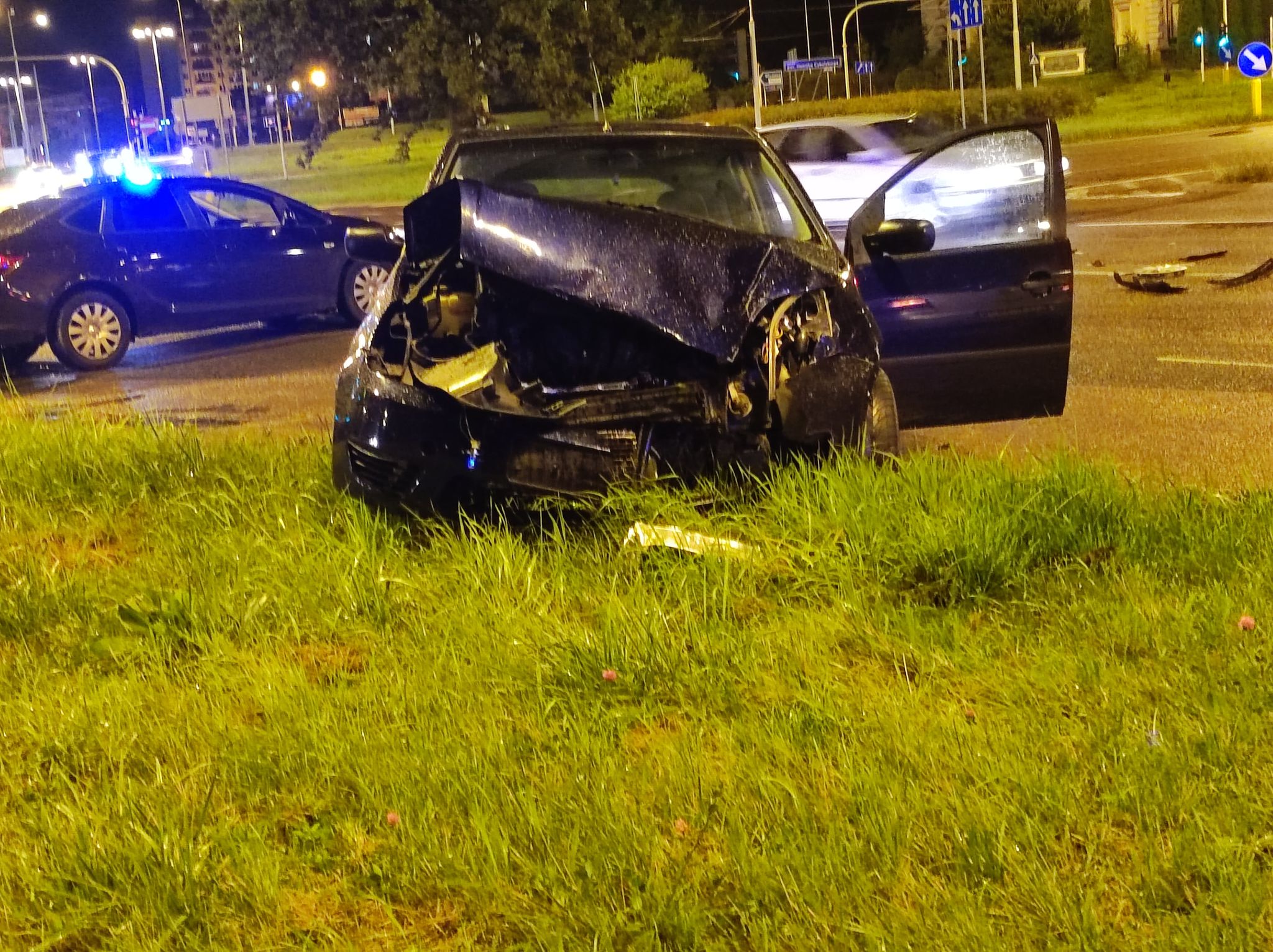 Twierdzi, że wjechał na żółtym, przed nim pojawiło się czerwone auto. Jedna osoba trafiła do szpitala (zdjęcia)