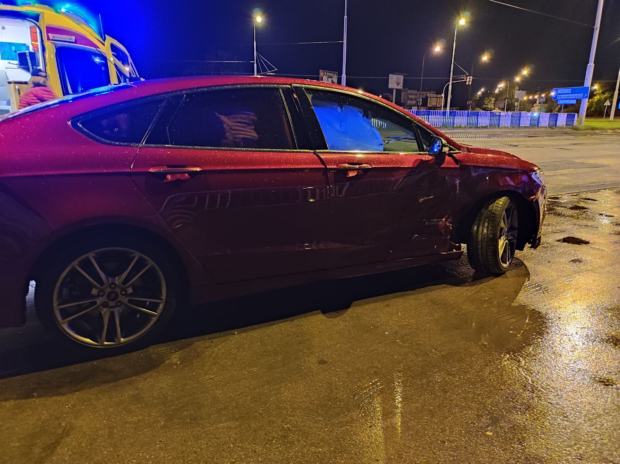 Twierdzi, że wjechał na żółtym, przed nim pojawiło się czerwone auto. Jedna osoba trafiła do szpitala (zdjęcia)