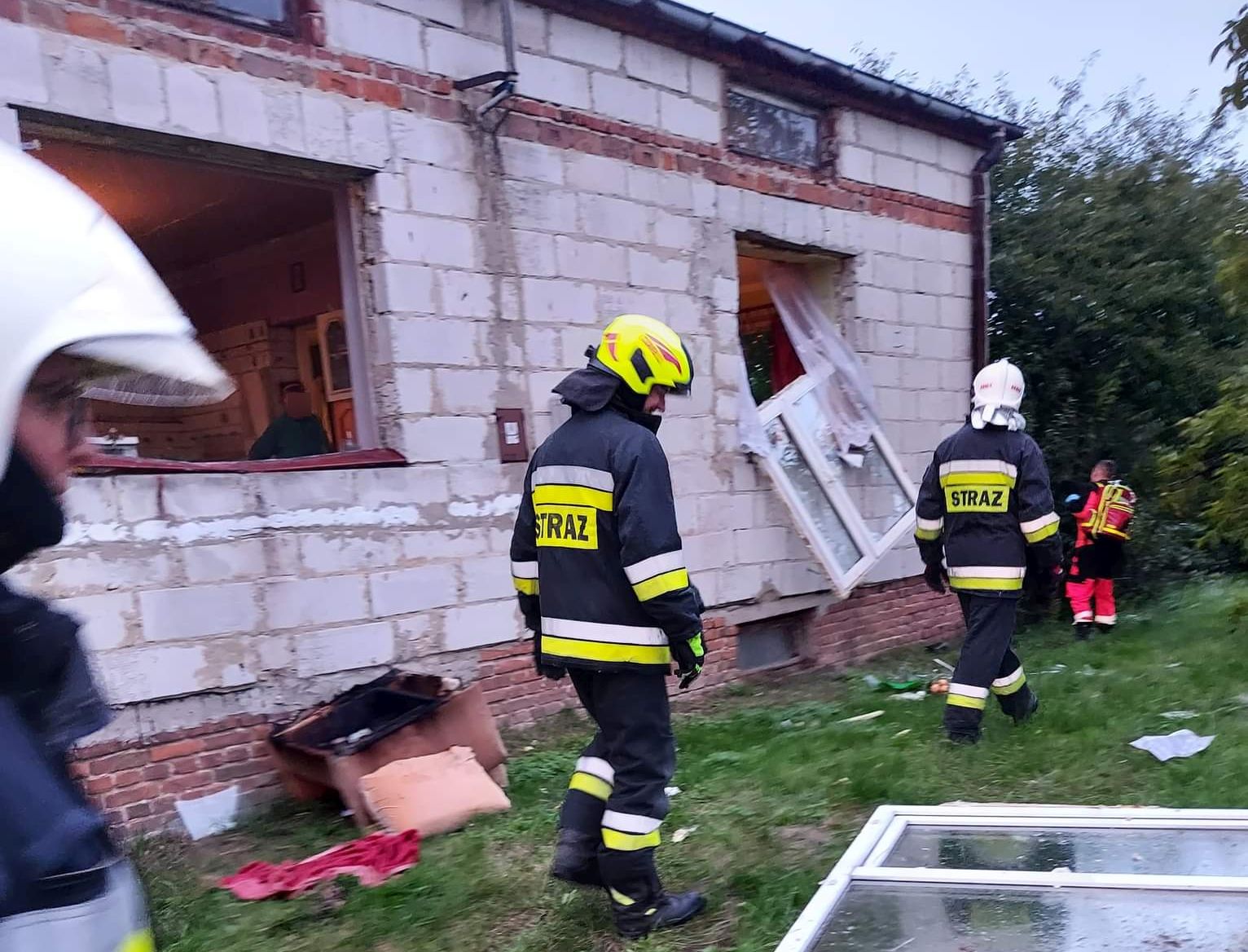 Wymienił butlę w kuchence. Niebawem nastąpił wybuch, ze ścian wyrwało okna (zdjęcia)