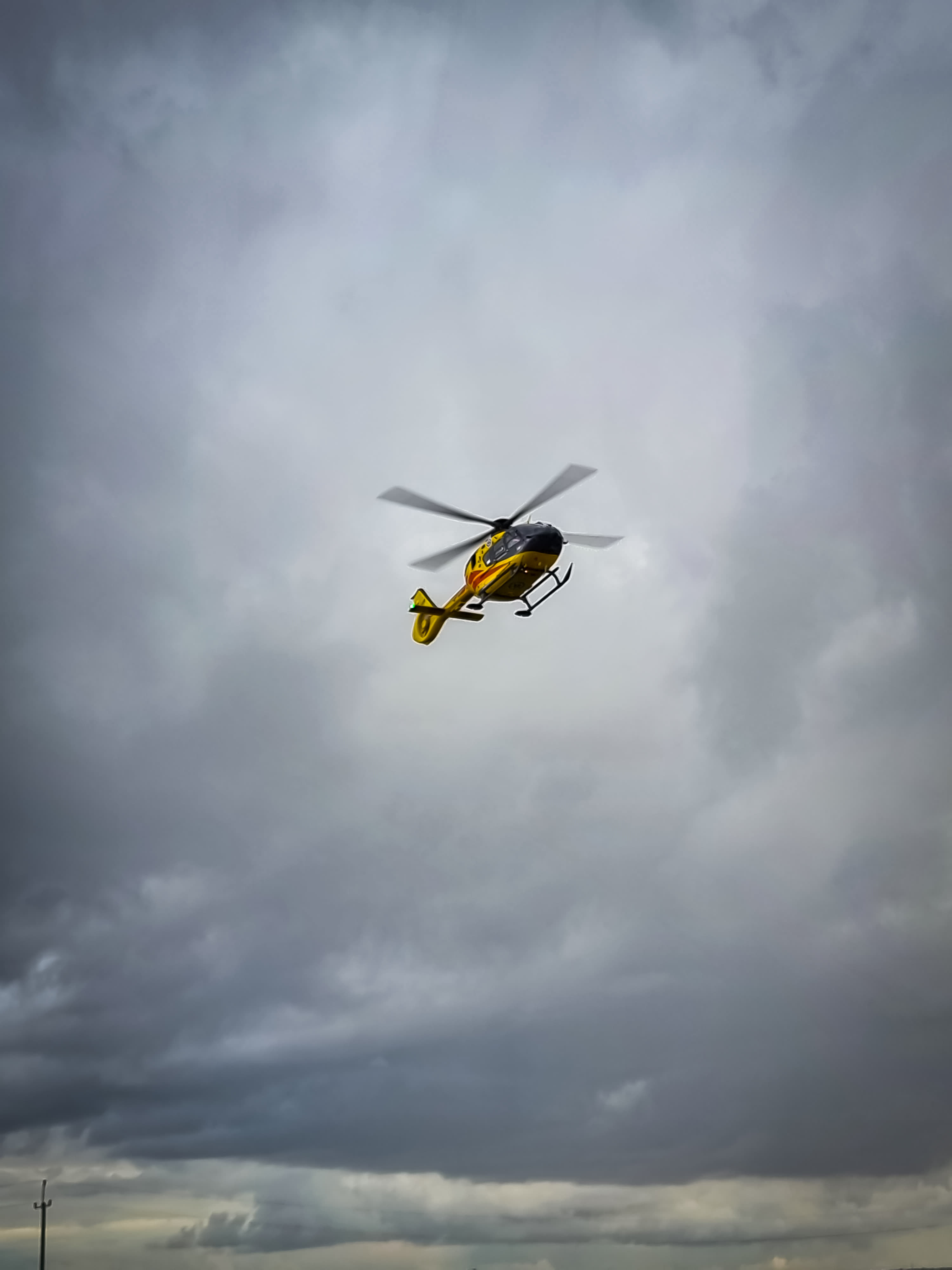 Na ekspresówce wylądował śmigłowiec LPR. Trwa akcja ratunkowa po wypadku (zdjęcia)