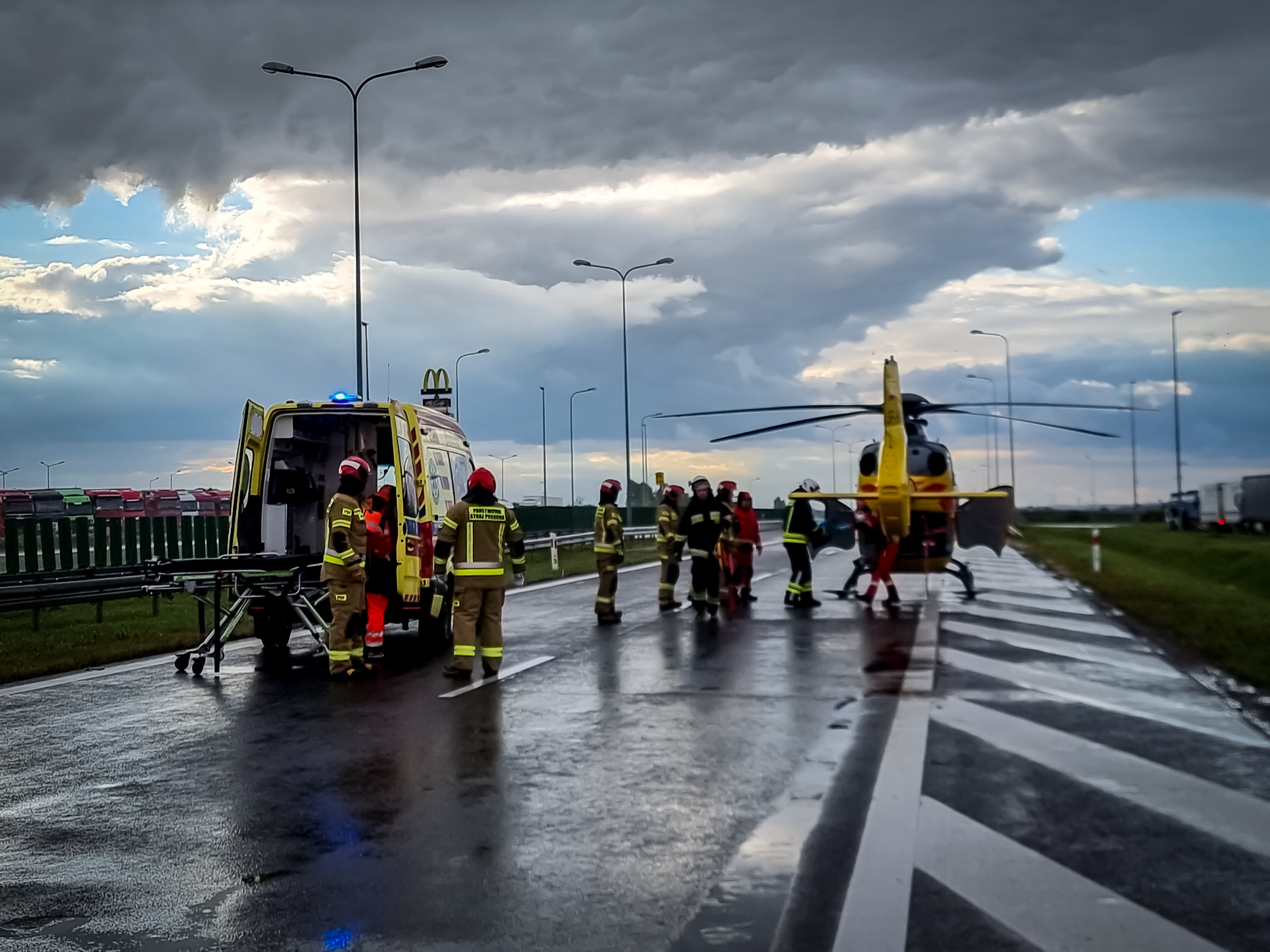 Na ekspresówce wylądował śmigłowiec LPR. Trwa akcja ratunkowa po wypadku (zdjęcia)