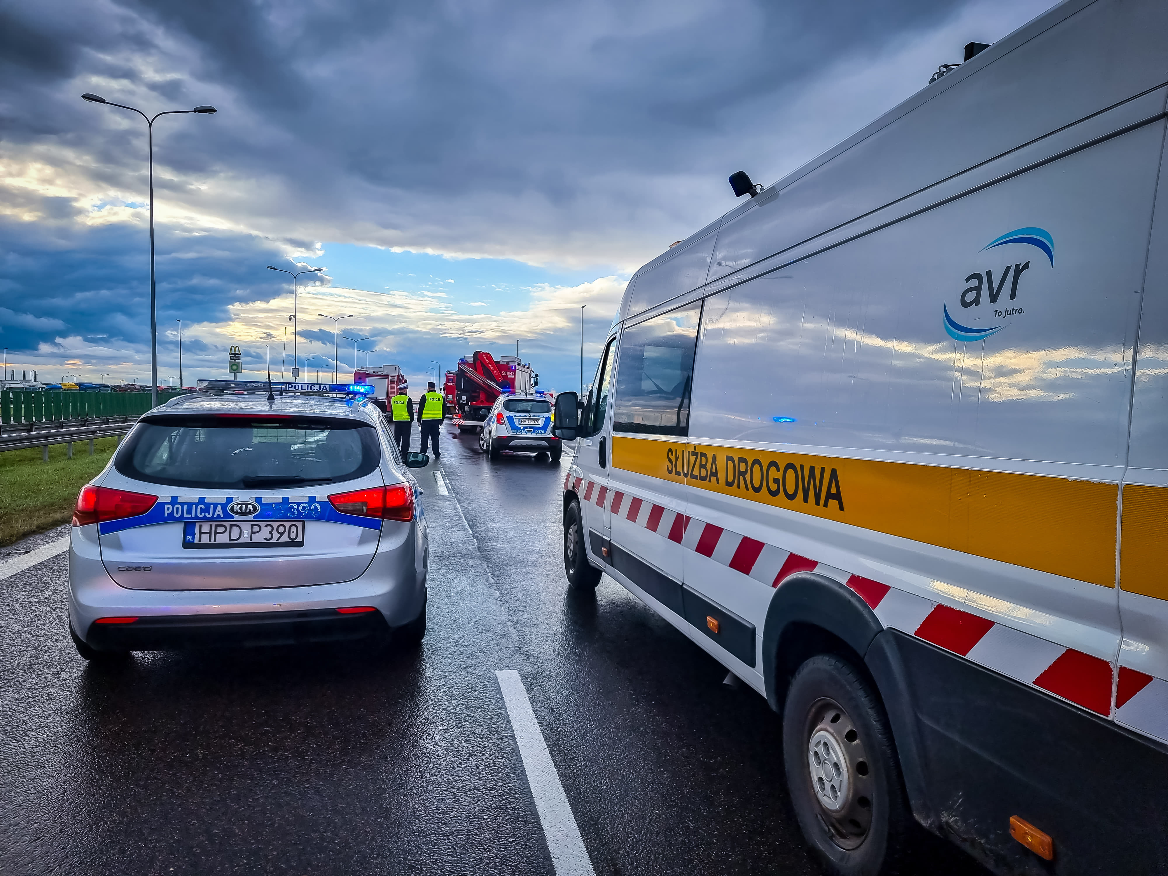 Na ekspresówce wylądował śmigłowiec LPR. Trwa akcja ratunkowa po wypadku (zdjęcia)