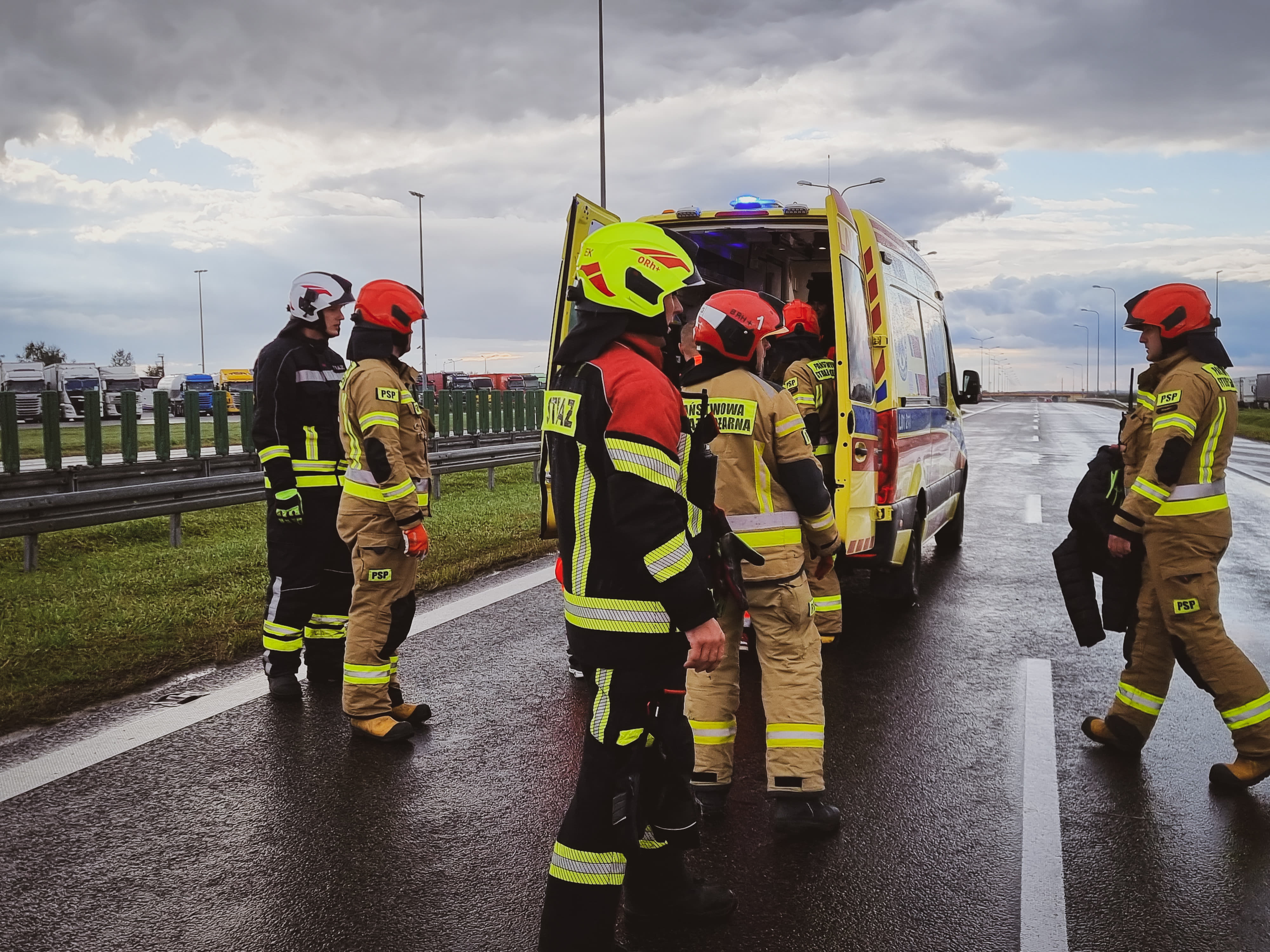 Na ekspresówce wylądował śmigłowiec LPR. Trwa akcja ratunkowa po wypadku (zdjęcia)