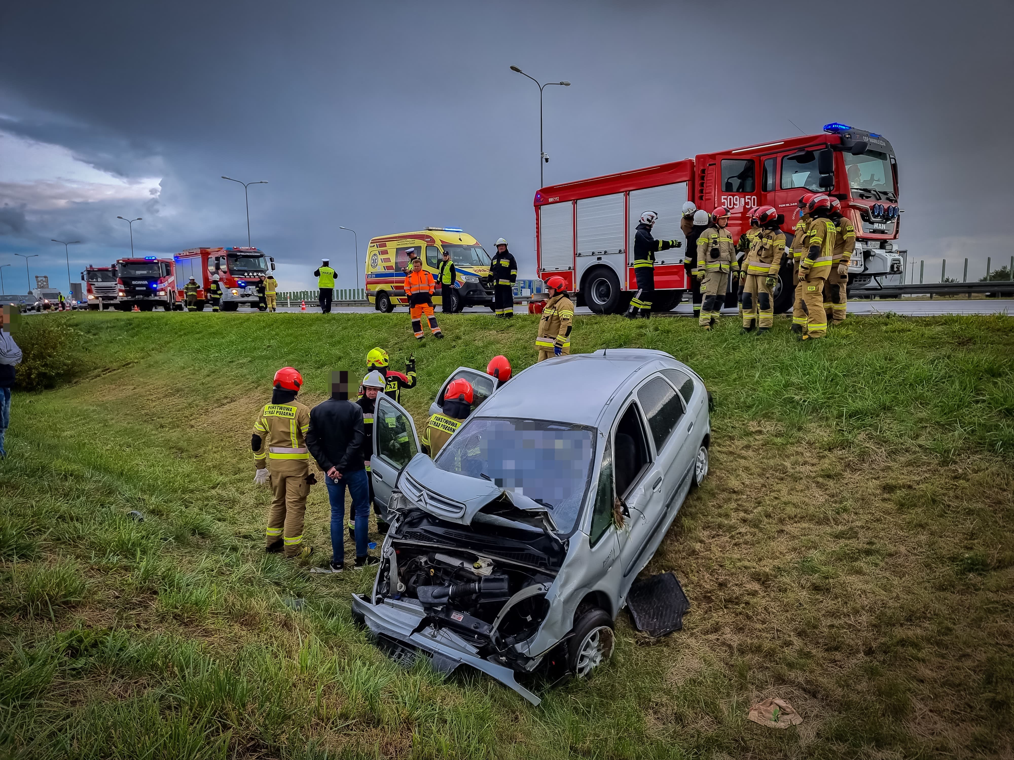 Na ekspresówce wylądował śmigłowiec LPR. Trwa akcja ratunkowa po wypadku (zdjęcia)