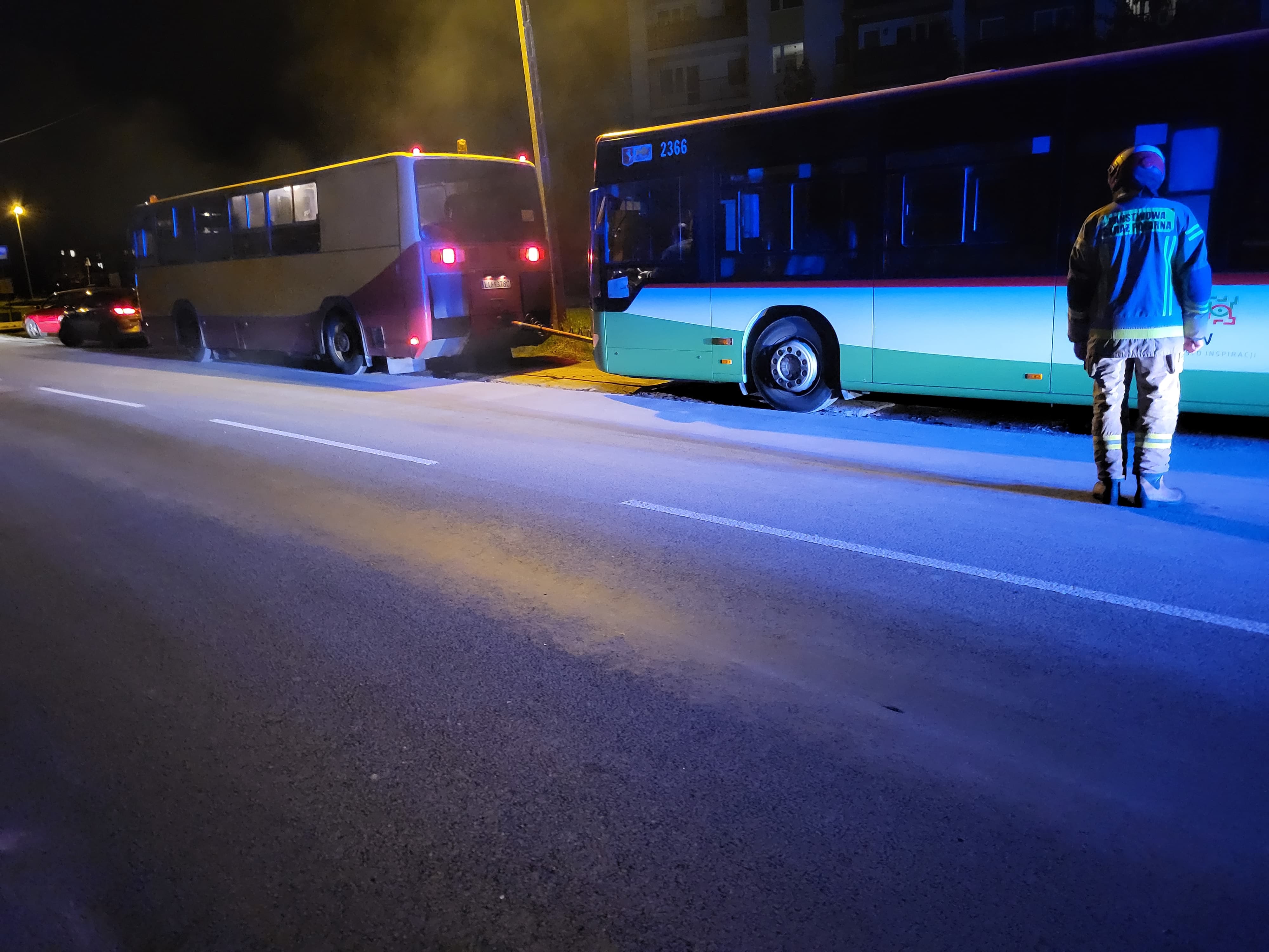 Autobus wjechał w wyrwę w jezdni, zaczęło wyciekać paliwo. Na miejscu pracują strażacy (zdjęcia)
