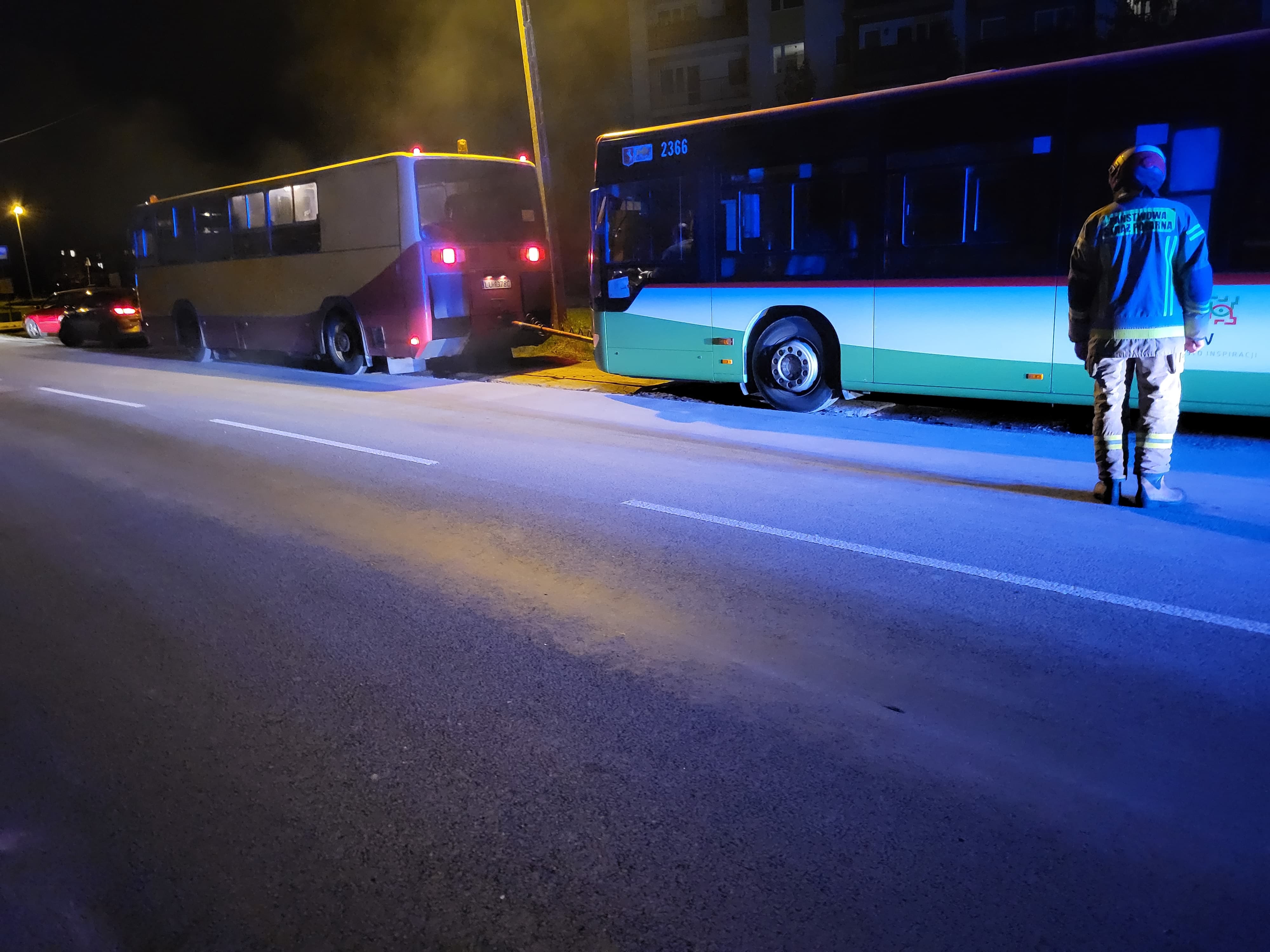 Autobus wjechał w wyrwę w jezdni, zaczęło wyciekać paliwo. Na miejscu pracują strażacy (zdjęcia)