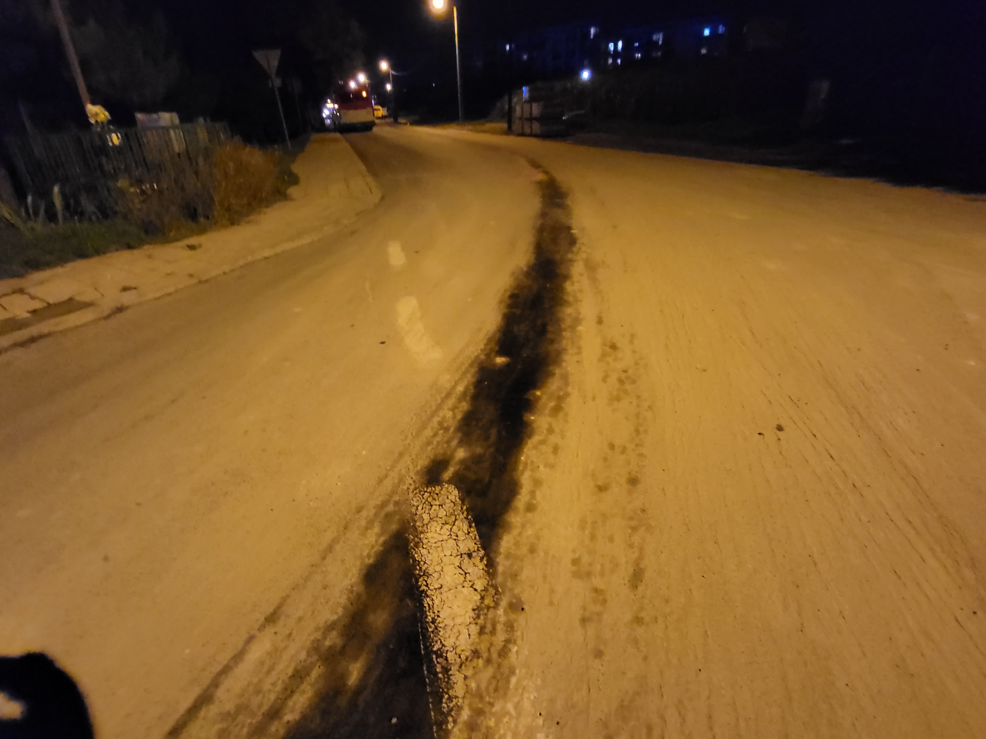 Autobus wjechał w wyrwę w jezdni, zaczęło wyciekać paliwo. Na miejscu pracują strażacy (zdjęcia)