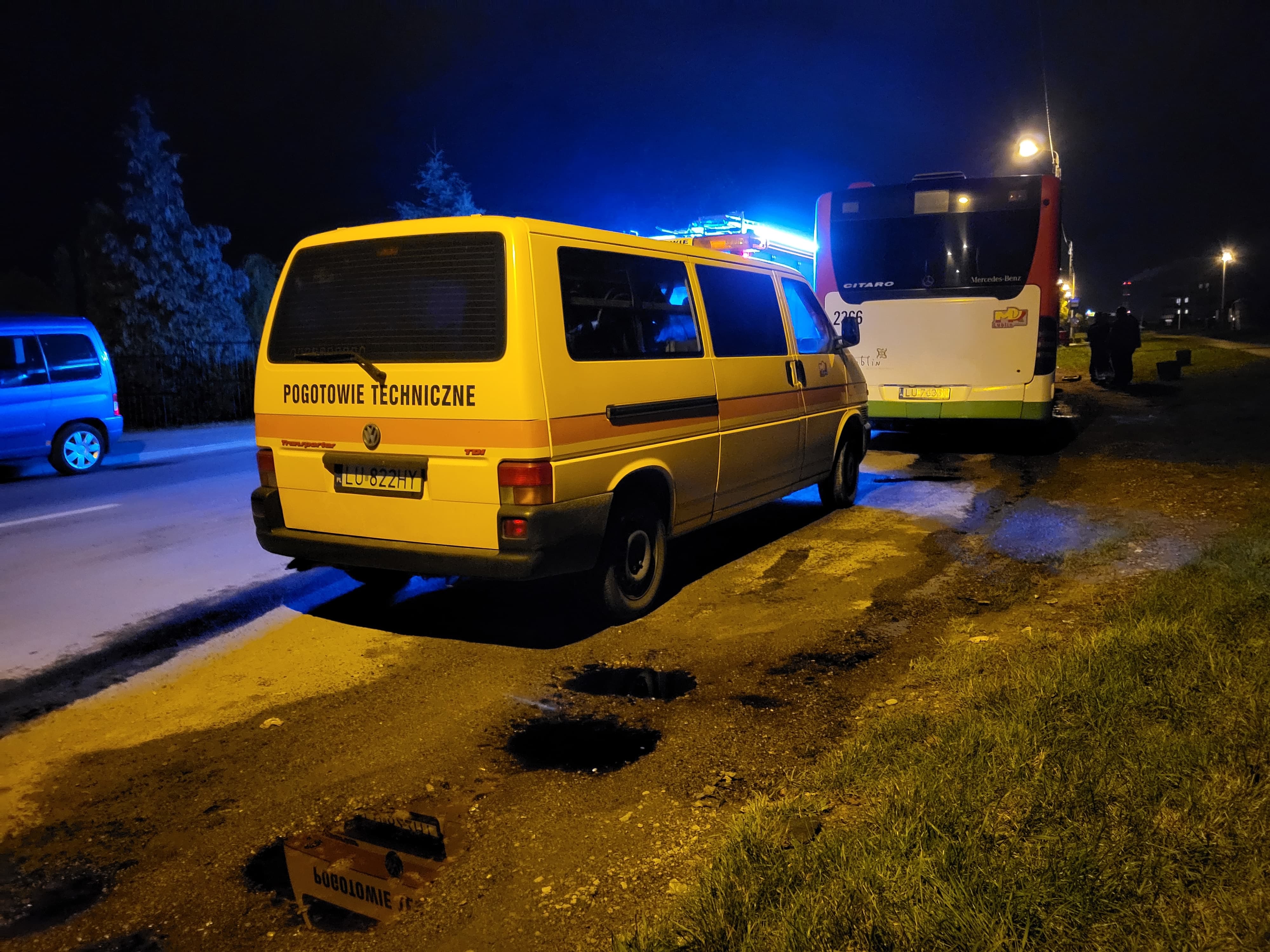 Autobus wjechał w wyrwę w jezdni, zaczęło wyciekać paliwo. Na miejscu pracują strażacy (zdjęcia)