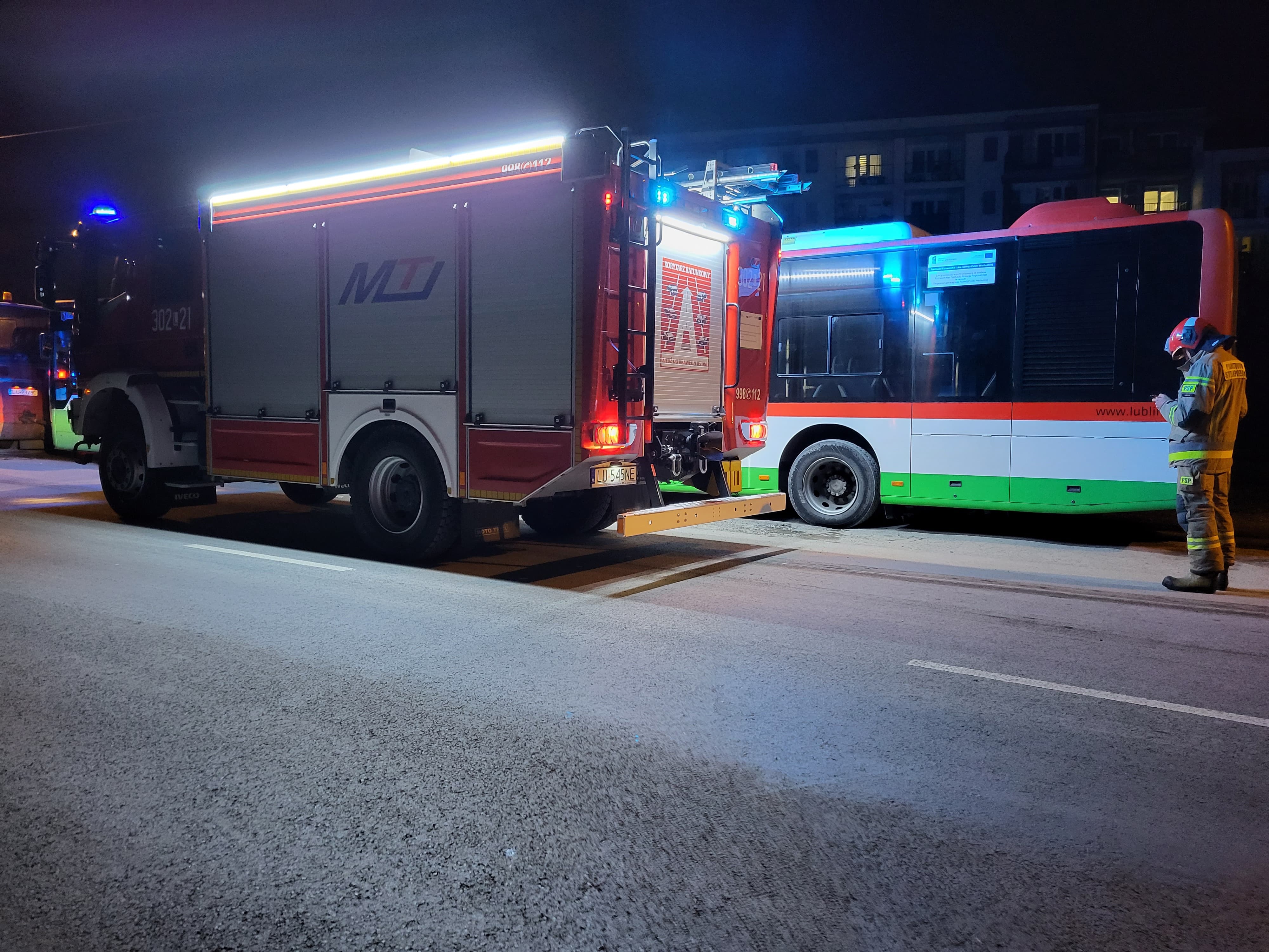 Autobus wjechał w wyrwę w jezdni, zaczęło wyciekać paliwo. Na miejscu pracują strażacy (zdjęcia)