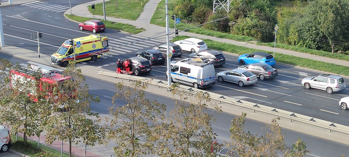 Nie wyhamował przed światłami. Wjechał hondą w kię, jedna osoba trafiła do szpitala (zdjęcia)