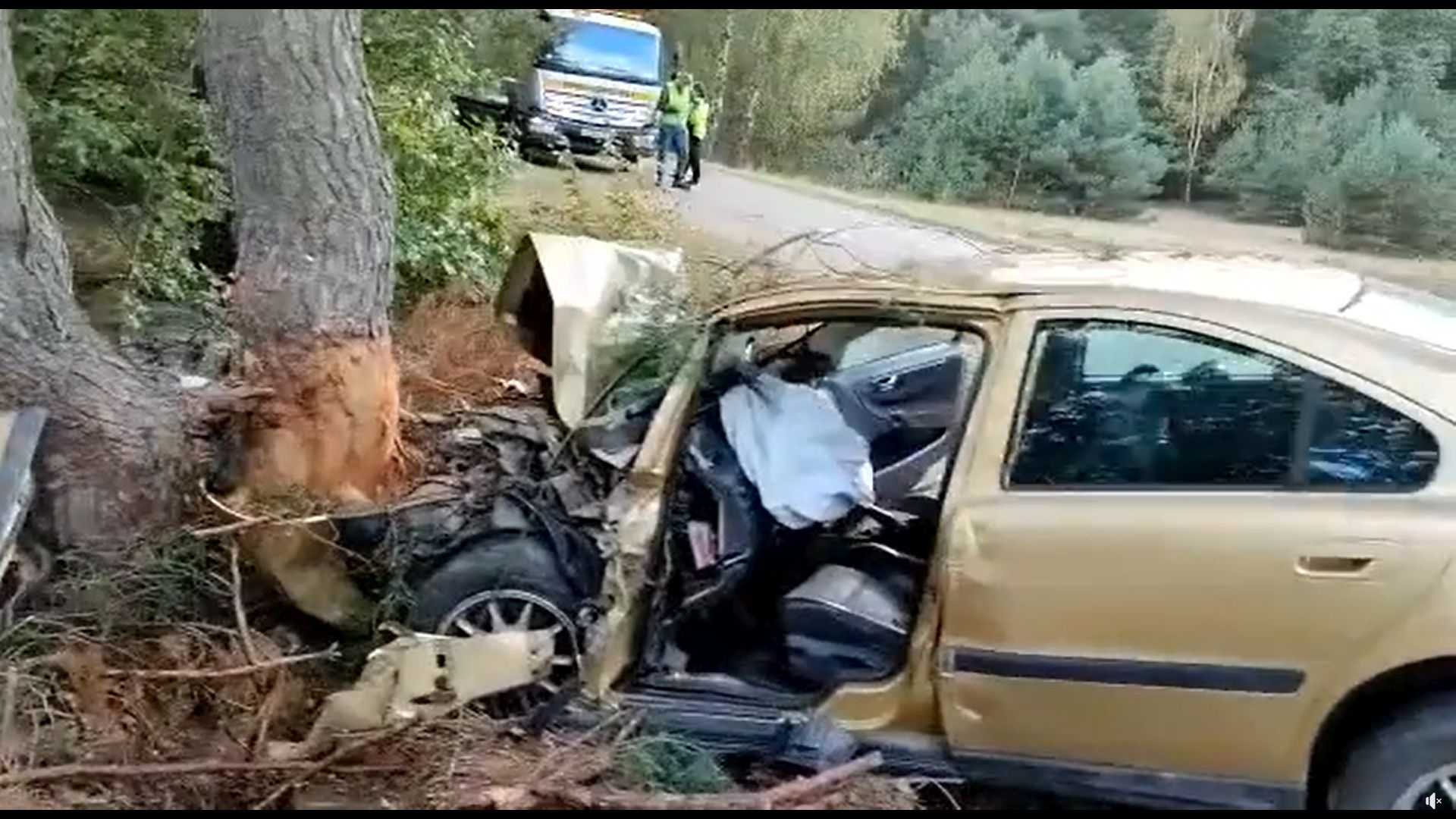 Tragiczny wypadek na prowadzącej przez las drodze. Volvo uderzyło w drzewo, nie żyje 43-latek (foto, wideo)