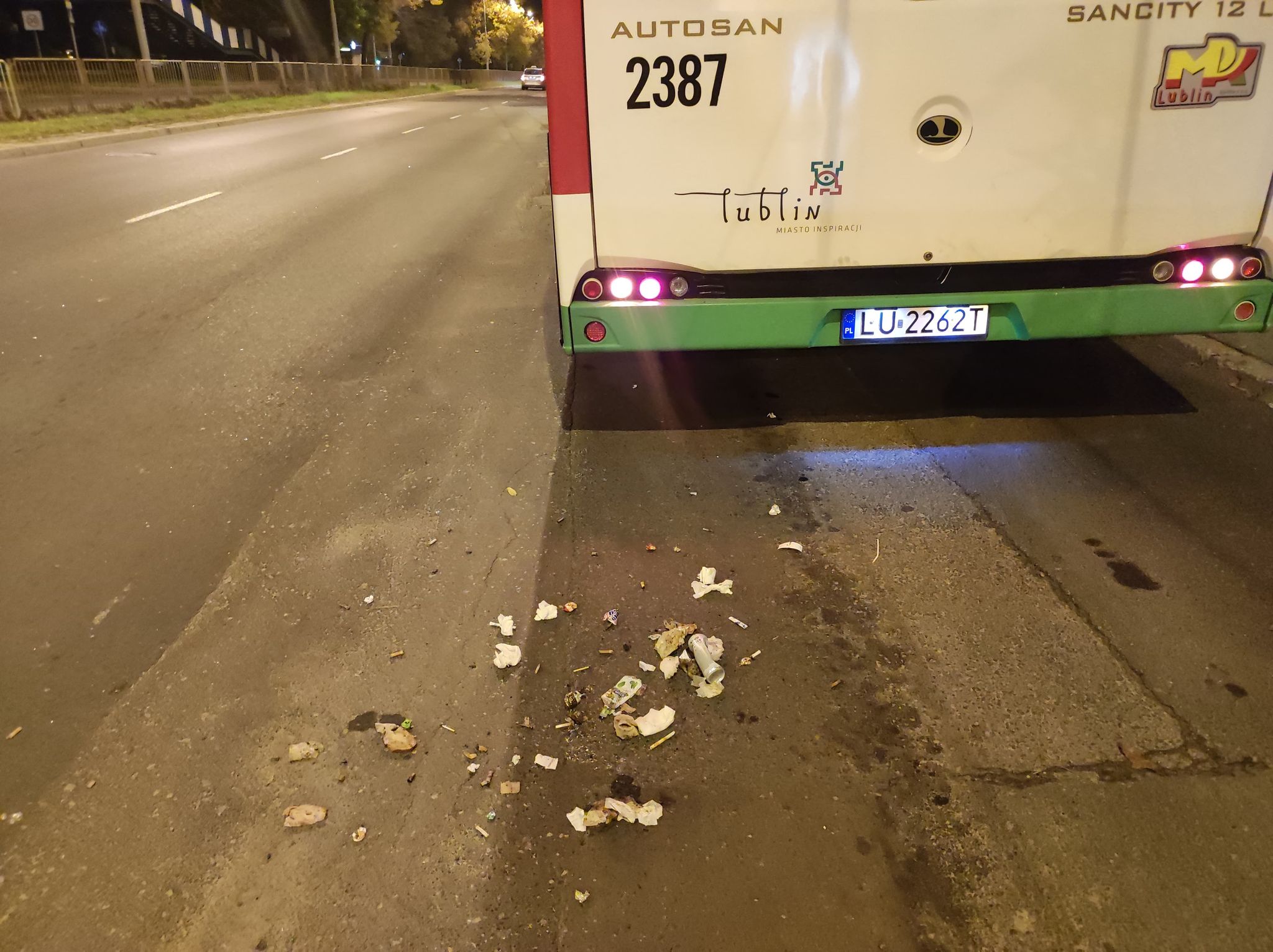 Za przeciwnika obrali sobie autobus, kopali pojazd i rzucili w niego śmietnikiem. Po chwili odwaga im się skończyła