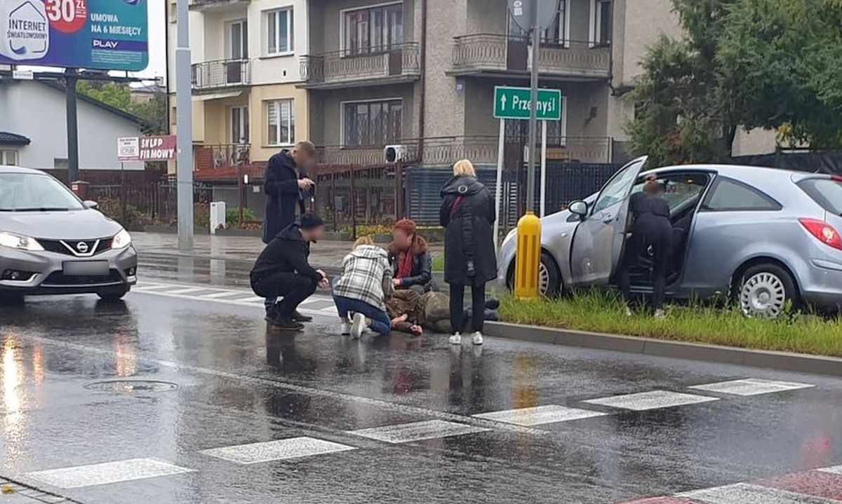 Ona wyprzedzała na przejściu, on przez nie przebiegał. Mężczyzna został potrącony przez opla (zdjęcia)