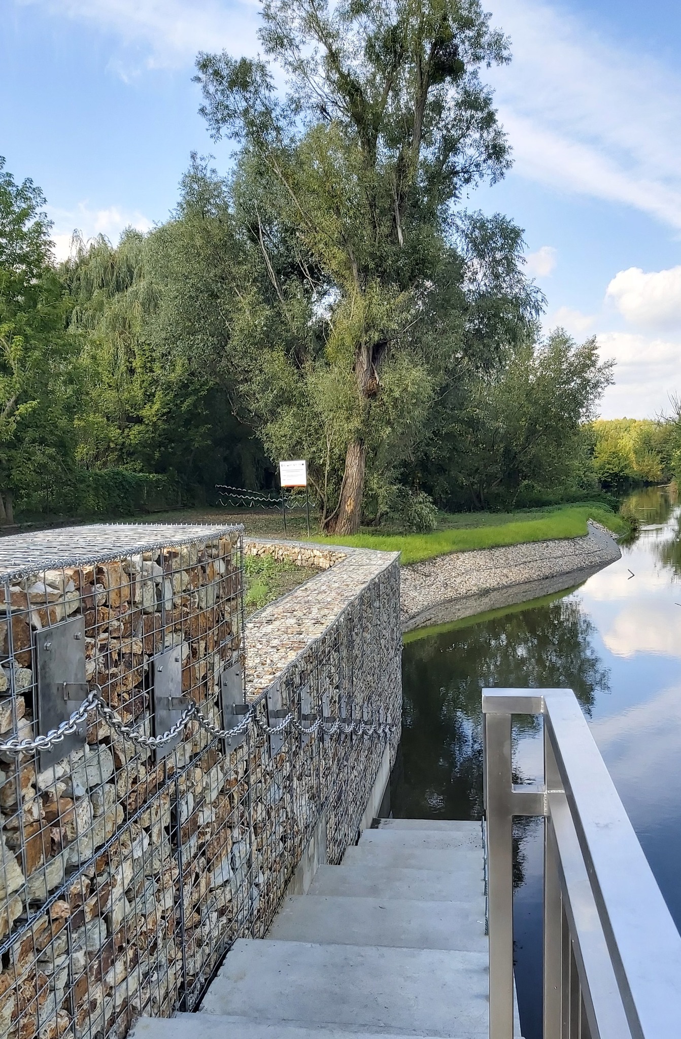 Postawili na turystykę wodną. Przystań gotowa, kajakarze mogą już z niej korzystać (zdjęcia)