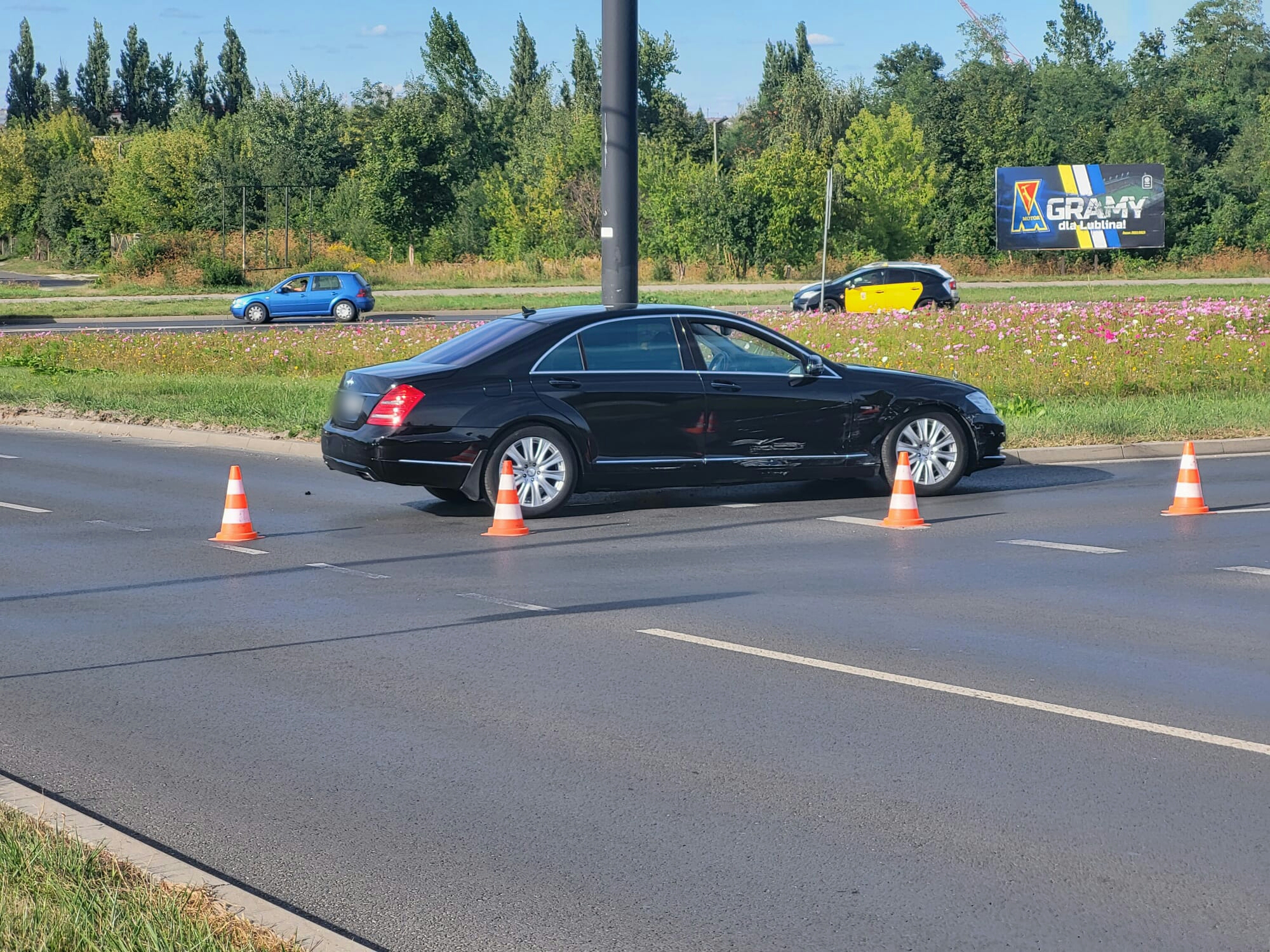 Zderzenie dwóch pojazdów na skrzyżowaniu ul. Diamentowej z ul. Wrotkowską. Duże korki (zdjęcia)