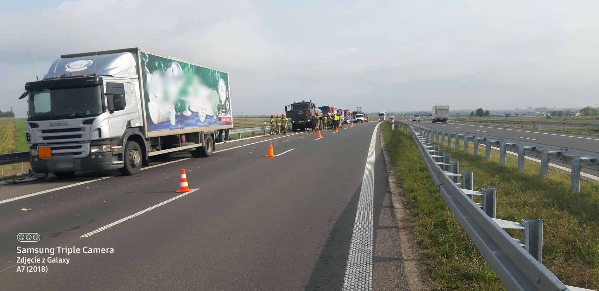 Zderzenie dwóch ciężarówek na trasie Lublin – Kraśnik. Na miejscu pracują służby ratunkowe (zdjęcia)