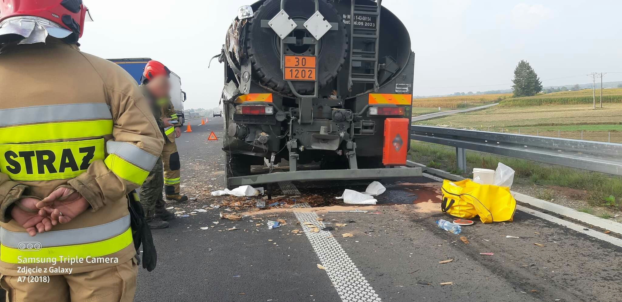 Zderzenie dwóch ciężarówek na trasie Lublin – Kraśnik. Na miejscu pracują służby ratunkowe (zdjęcia)