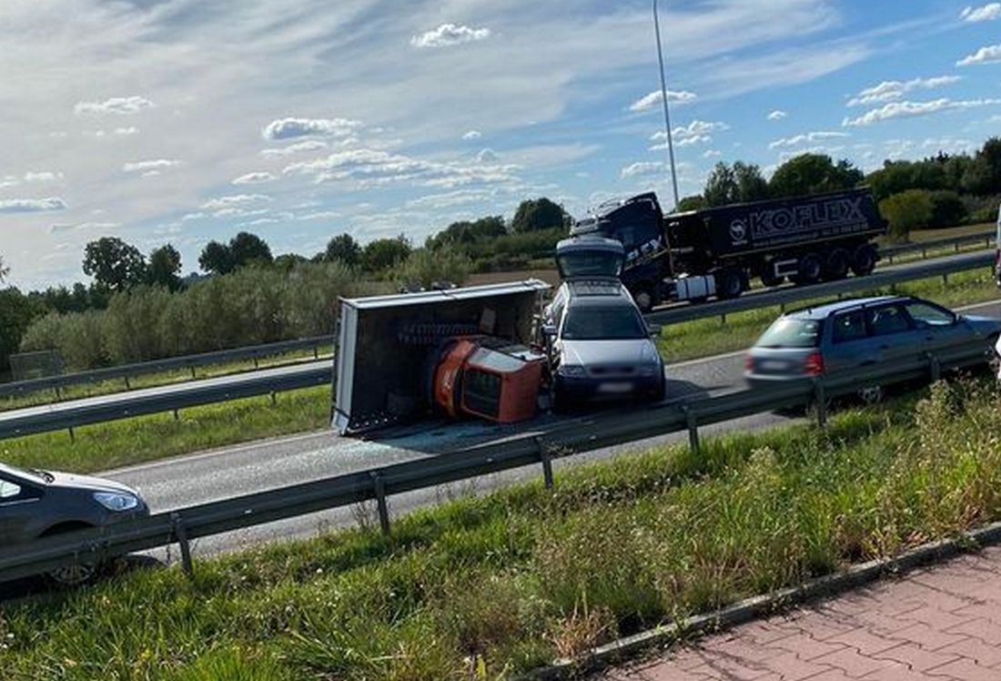 Utrudnienia w ruchu na wyjeździe z Lublina w kierunku Warszawy. Doszło do przewrócenia się przyczepki (zdjęcia)