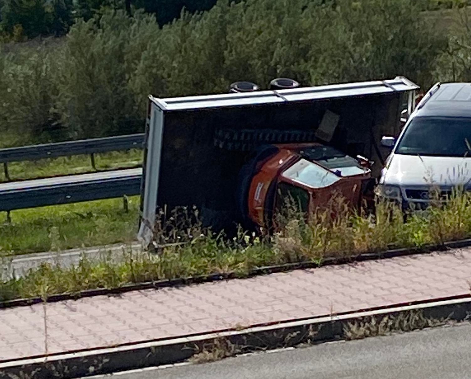 Utrudnienia w ruchu na wyjeździe z Lublina w kierunku Warszawy. Doszło do przewrócenia się przyczepki (zdjęcia)