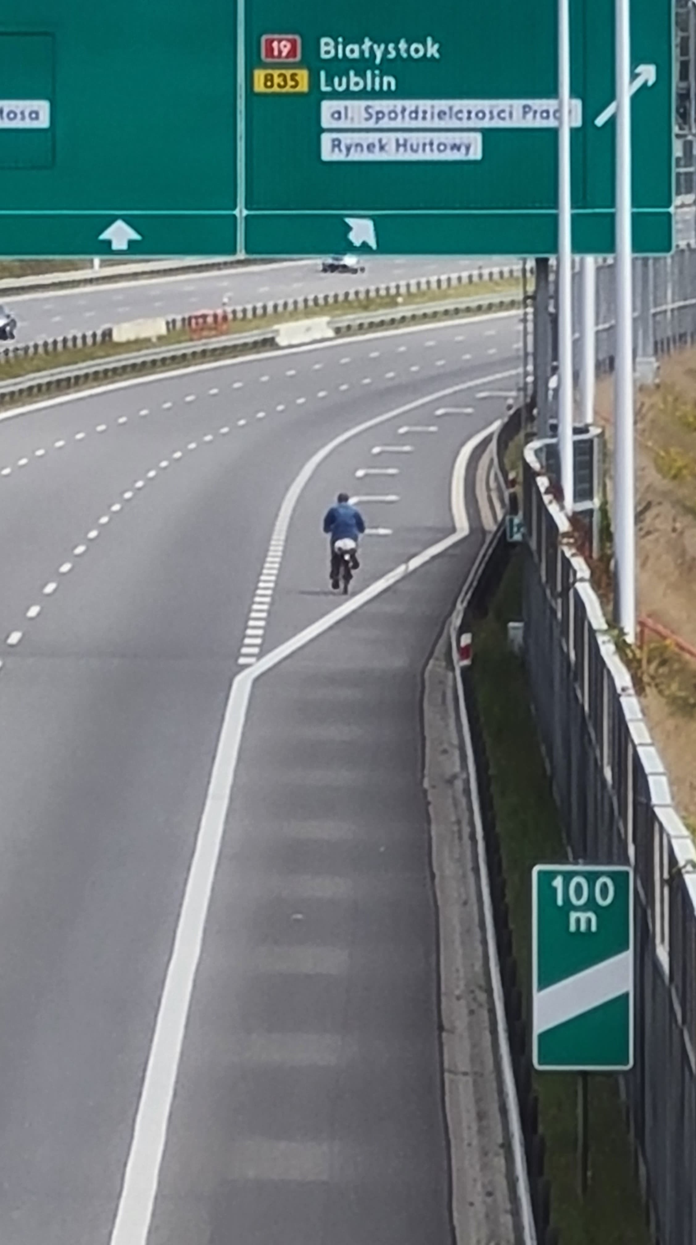 Ryzykowna podróż rowerem po drodze ekspresowej (zdjęcia)