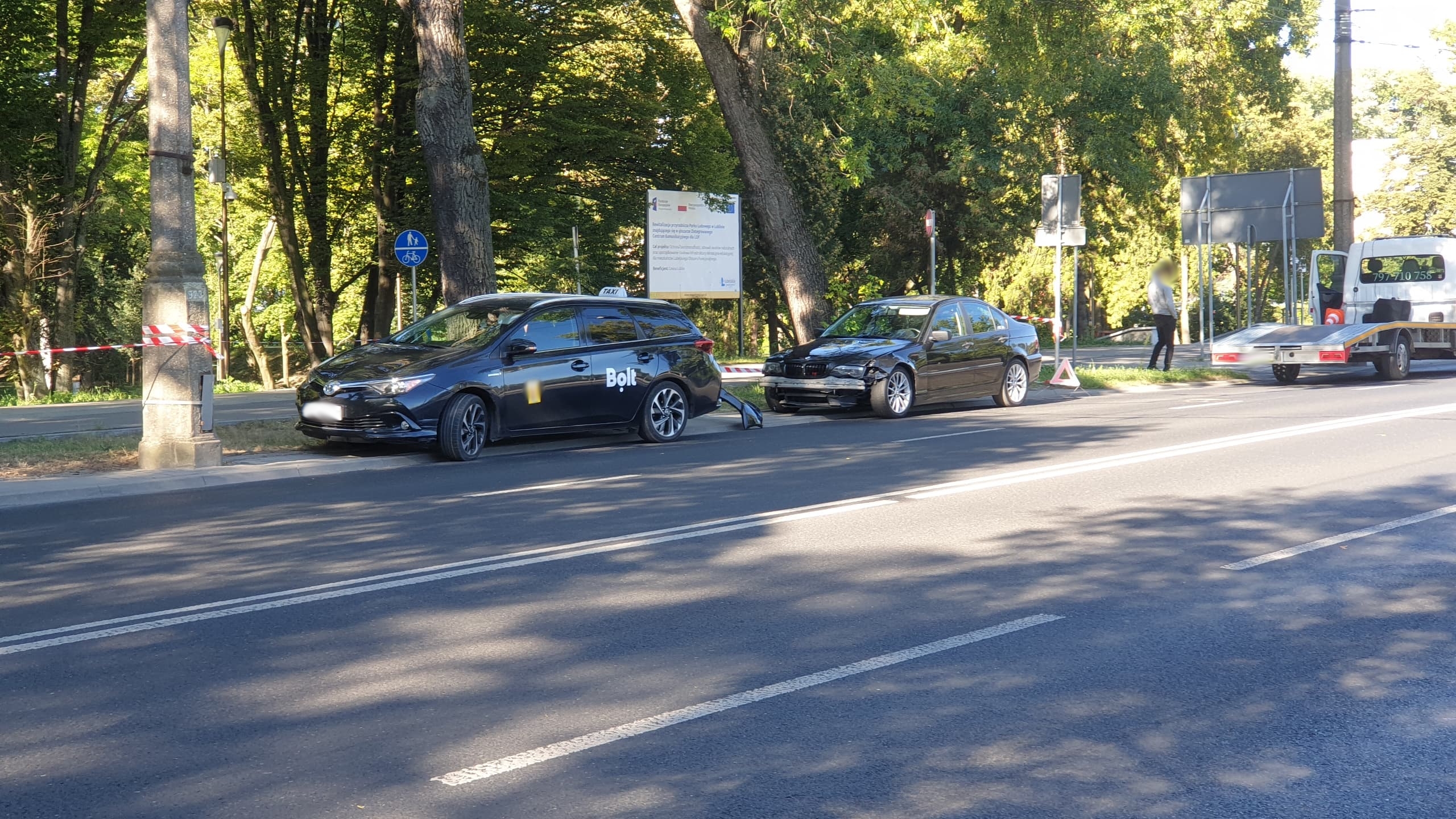 Zderzenie przed przejściem dla pieszych. Kierowca BMW nie wyhamował za toyotą (zdjęcia)