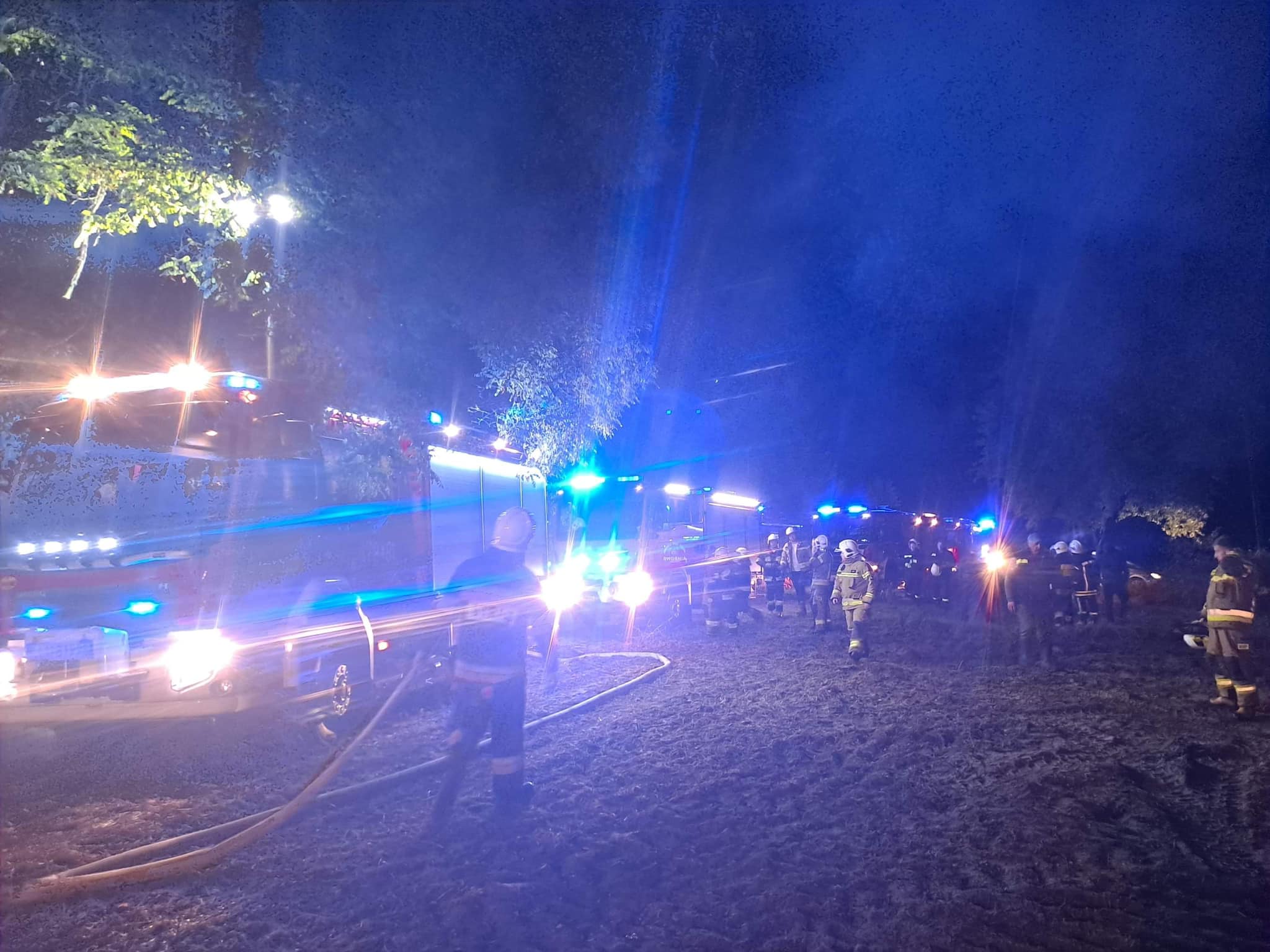 Kilka zastępów straży pożarnej walczyło z ogniem. Budynek doszczętnie spłonął (zdjęcia)