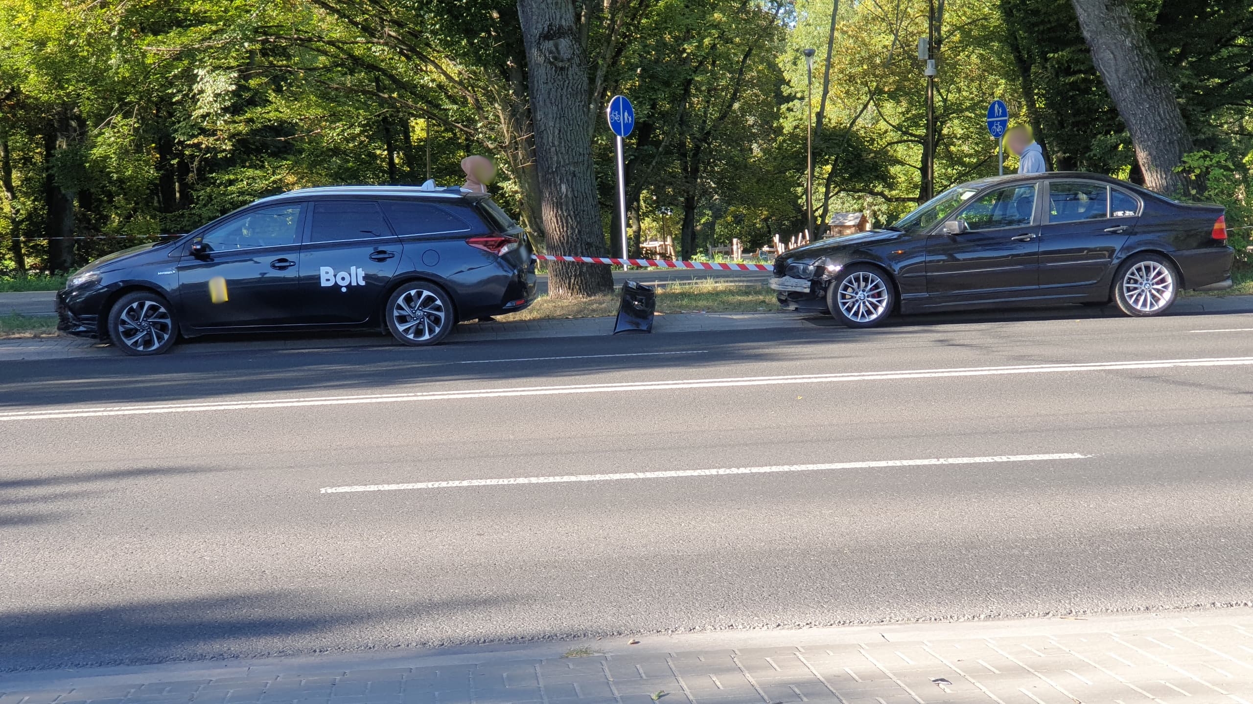 Zderzenie przed przejściem dla pieszych. Kierowca BMW nie wyhamował za toyotą (zdjęcia)