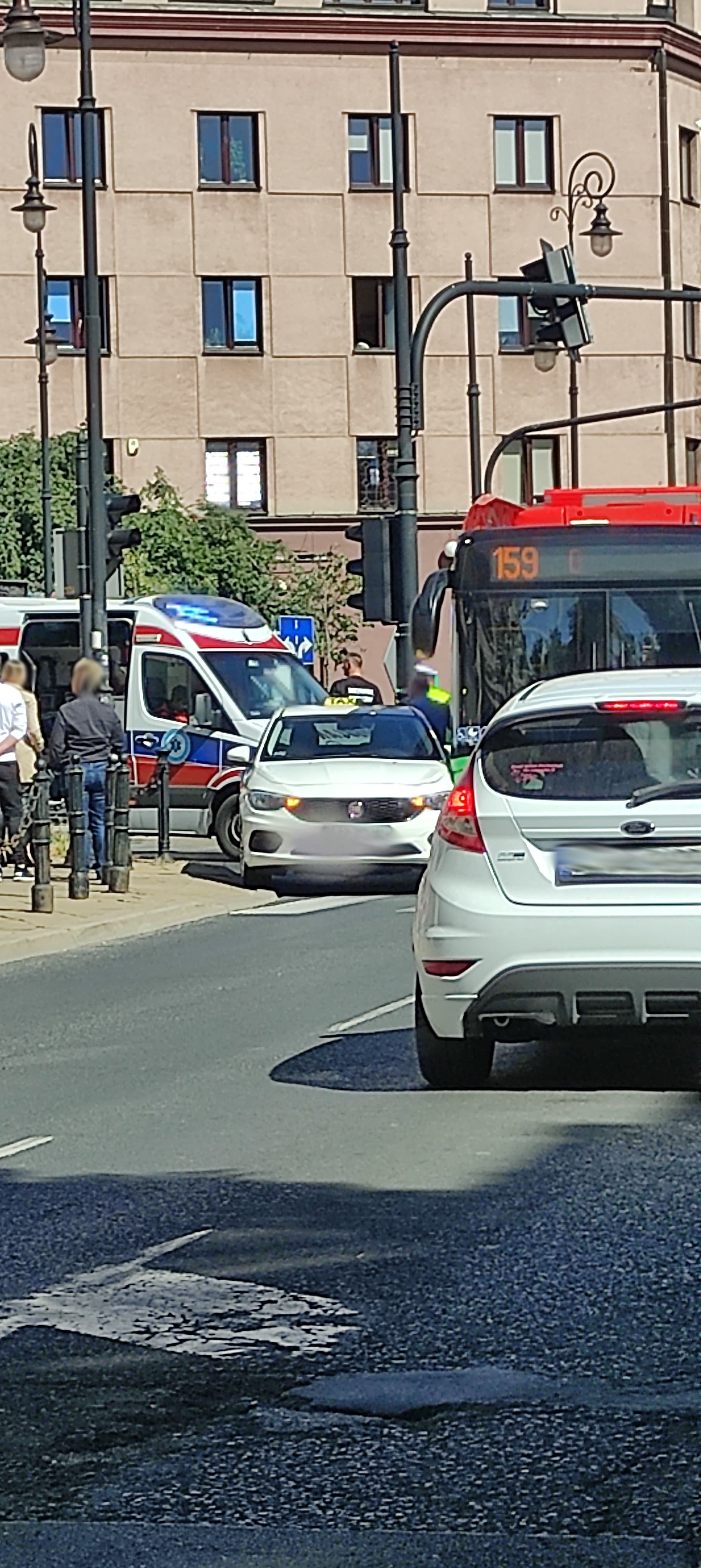 Zderzenie trolejbusu z pojazdem osobowym w centrum Lublina. Są spore utrudnienia w ruchu (zdjęcia)